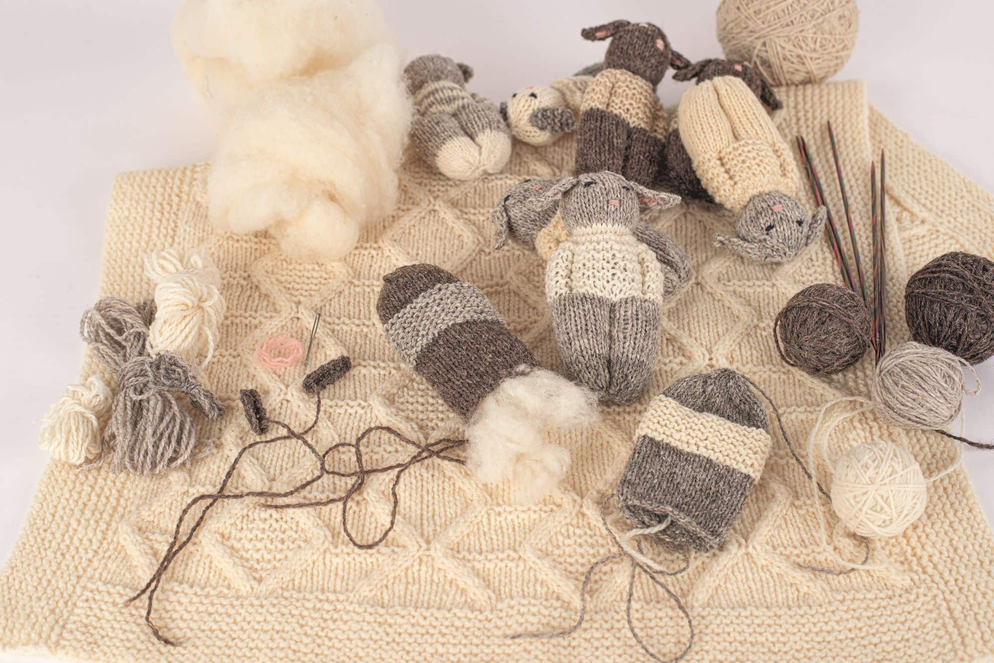 Arrangement für Schlafschafe in naturweiß als Beispiel für das Buch ,,Stricken für die Kleinsten"