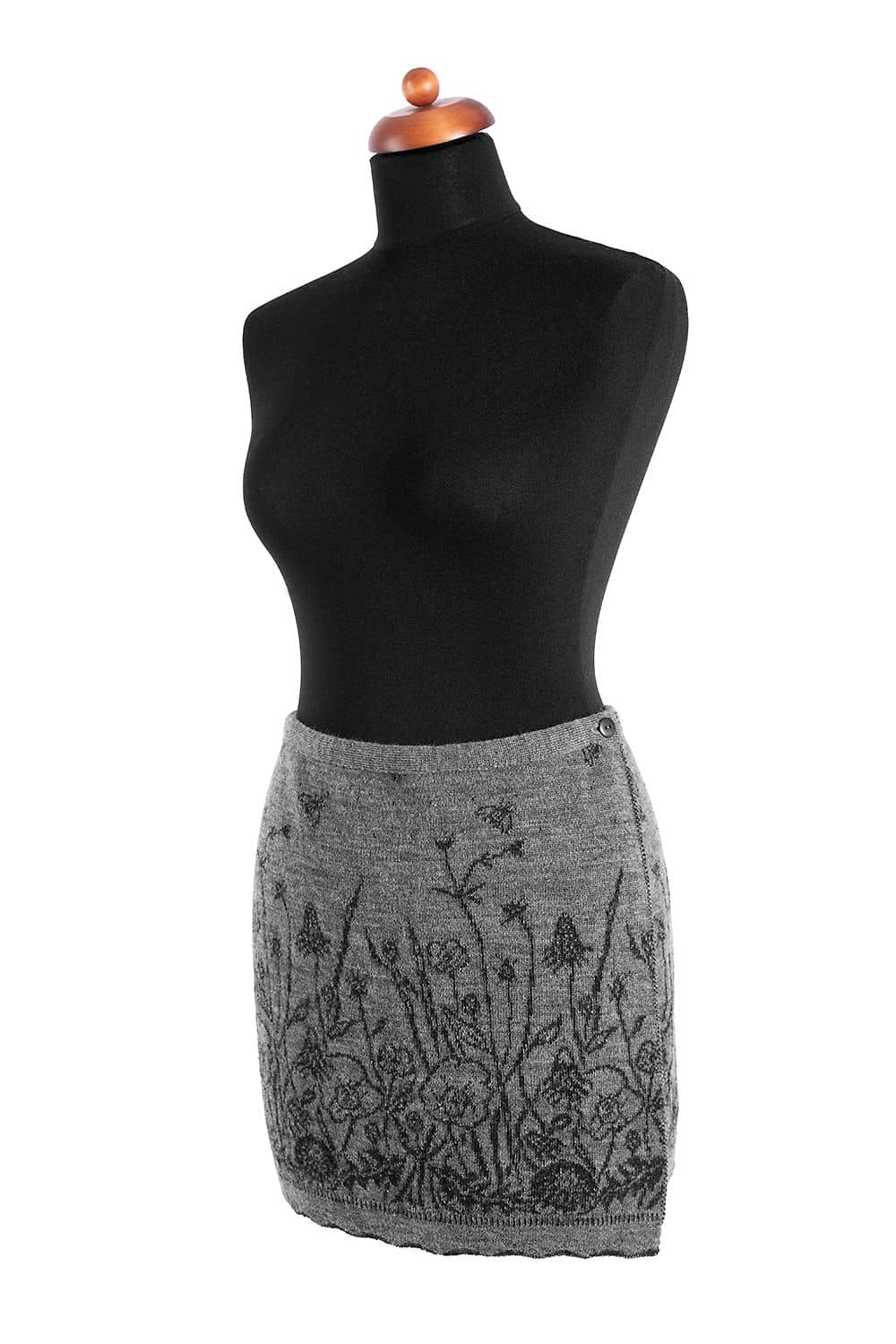 grauer Cacheur mit floralem Muster aus bio Wolle (kbT) an Schneiderpuppe