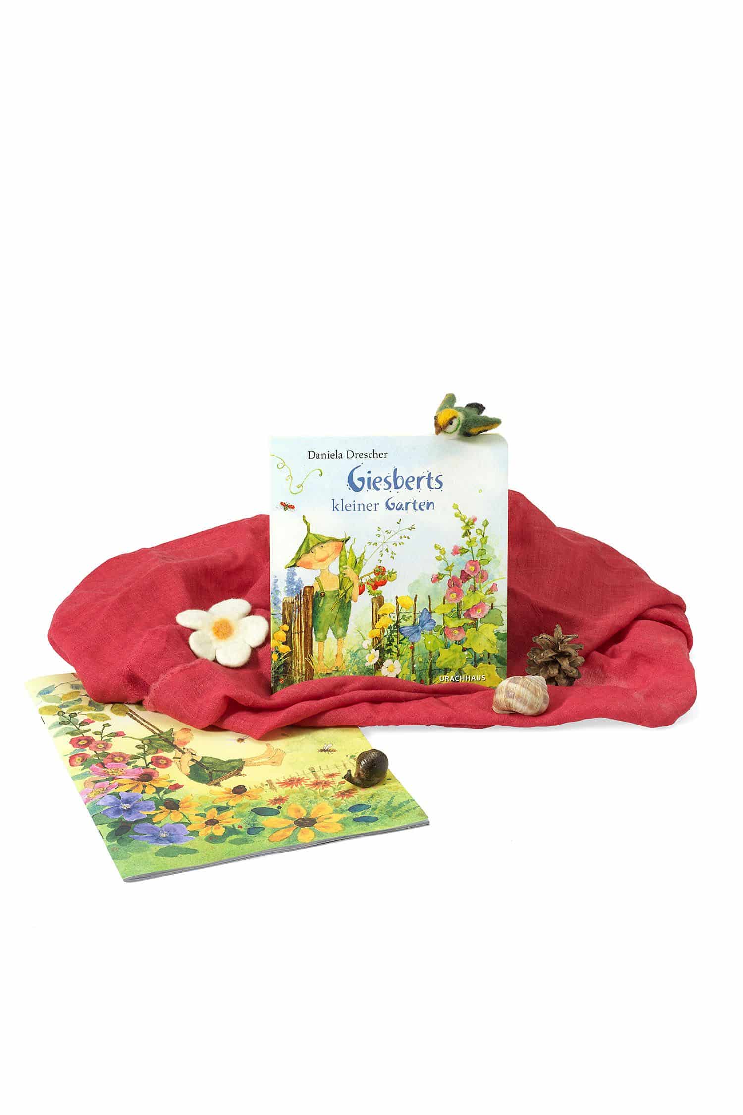 Giesberts kleiner Garten Buch ,,Giesberts kleiner Garten" mit rotem Tuch und kleinen natürlichen Dekoelementen
