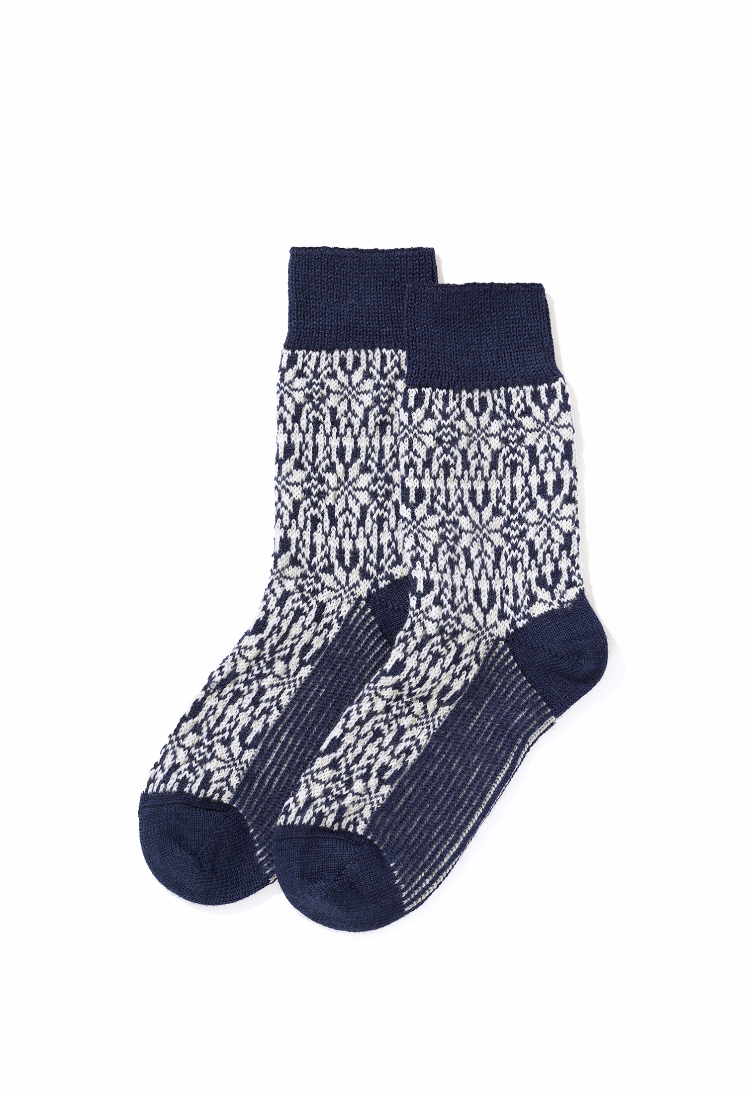 ein Paar blau weiße Socken mit Norwegermuster aus bio Merinowolle (kbT), Freisteller