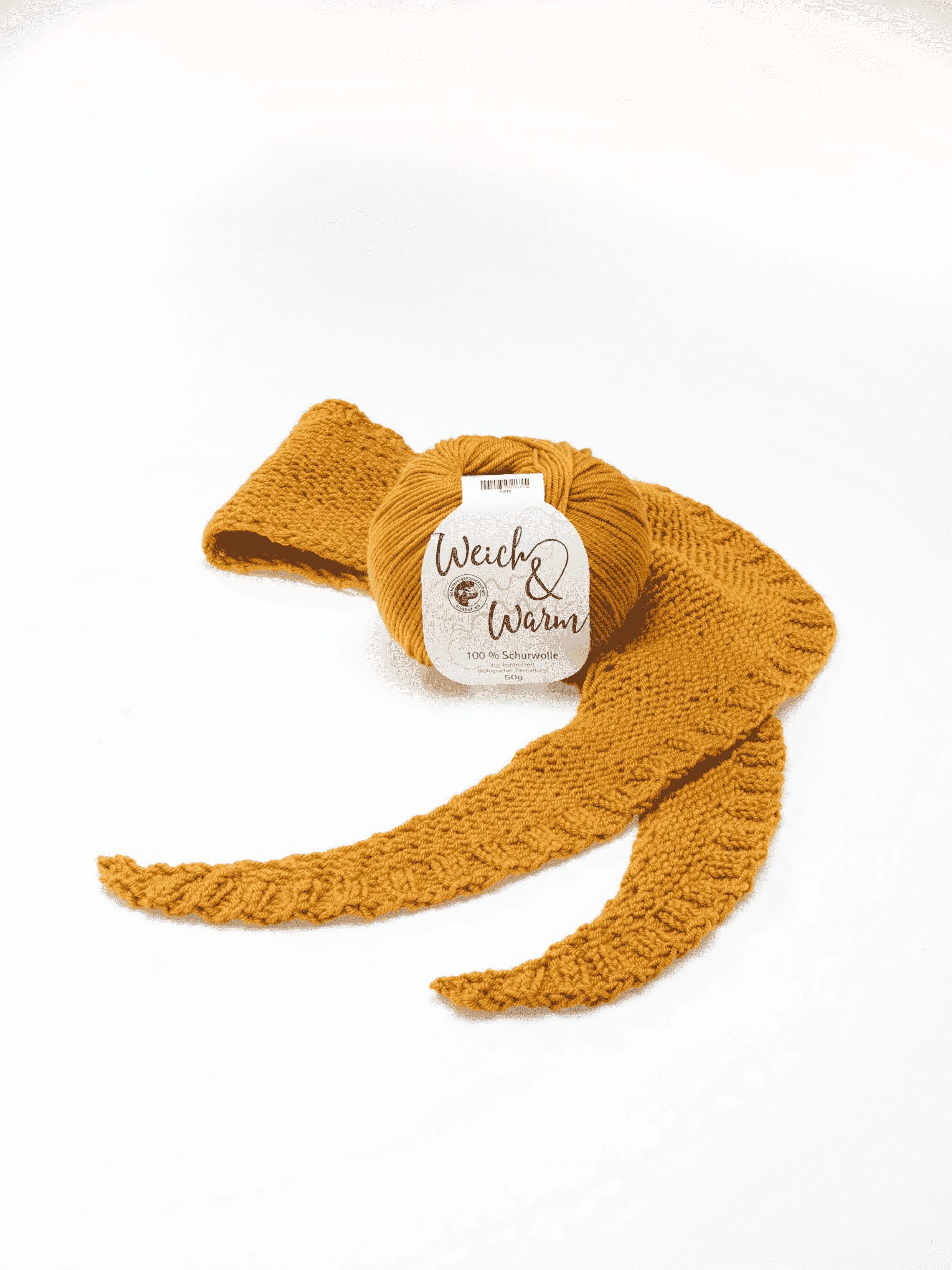 Finkhof Wolle Weich und Warm in currygelb mit gestricktem Schaltuch in Mondsichelform, Freisteller