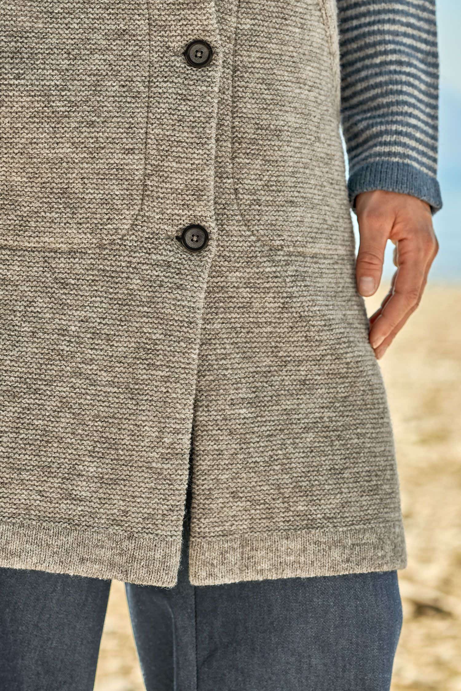 Detailaufnahme von langer Finkhof Damenstrickweste in grau aus bio Merinowolle (kbT)