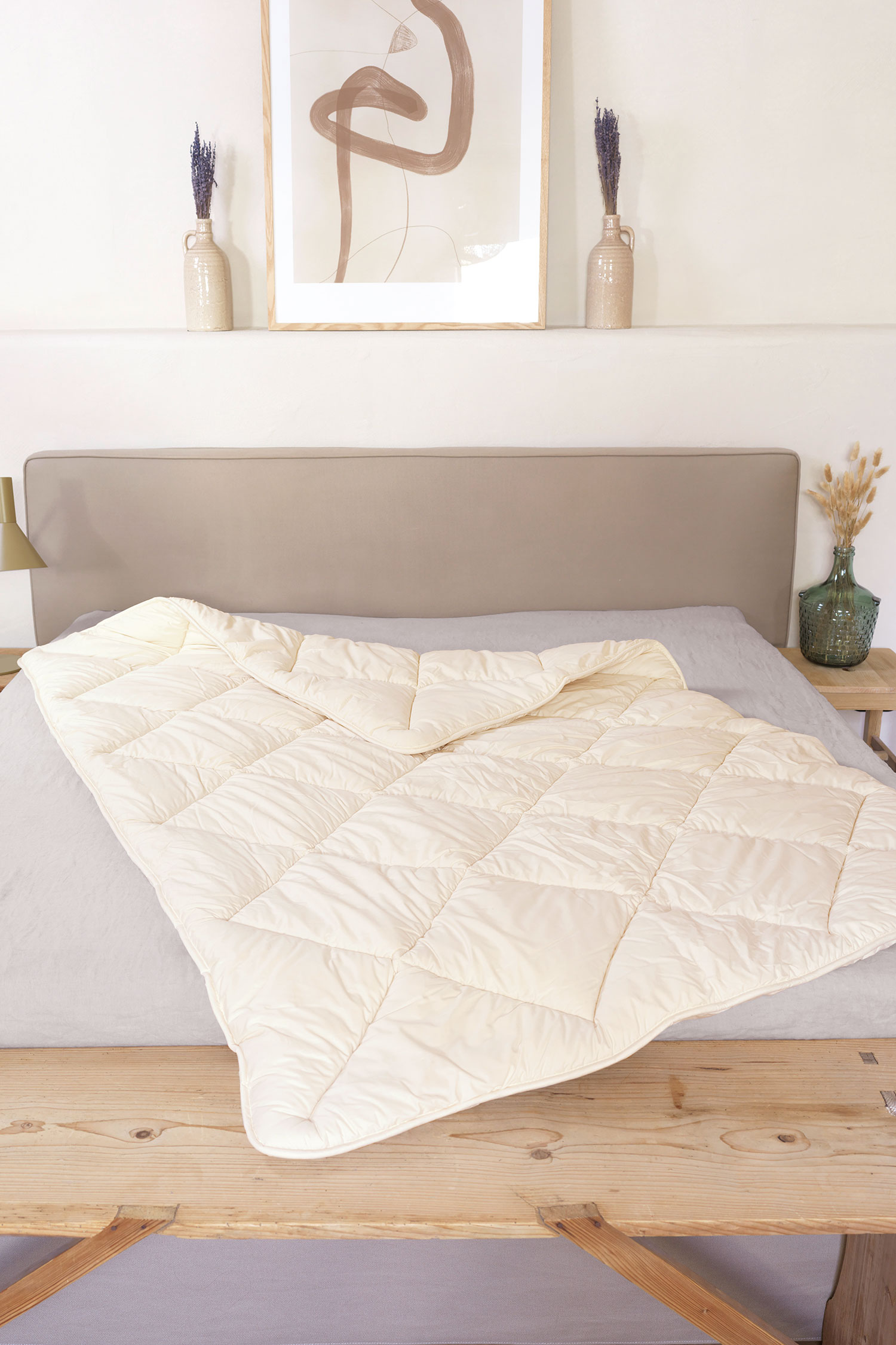 Steppdecke 4-Jahreszeiten Finkhof Steppdecke aus bio Wolle (kbT) und bio Baumwolle (kbA) liegt auf Bett