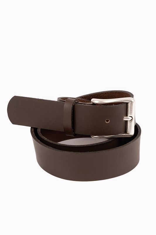 brauner Herrengürtel aus pflanzlich gegerbtem Rindsleder mit silberner Schnalle, Freisteller