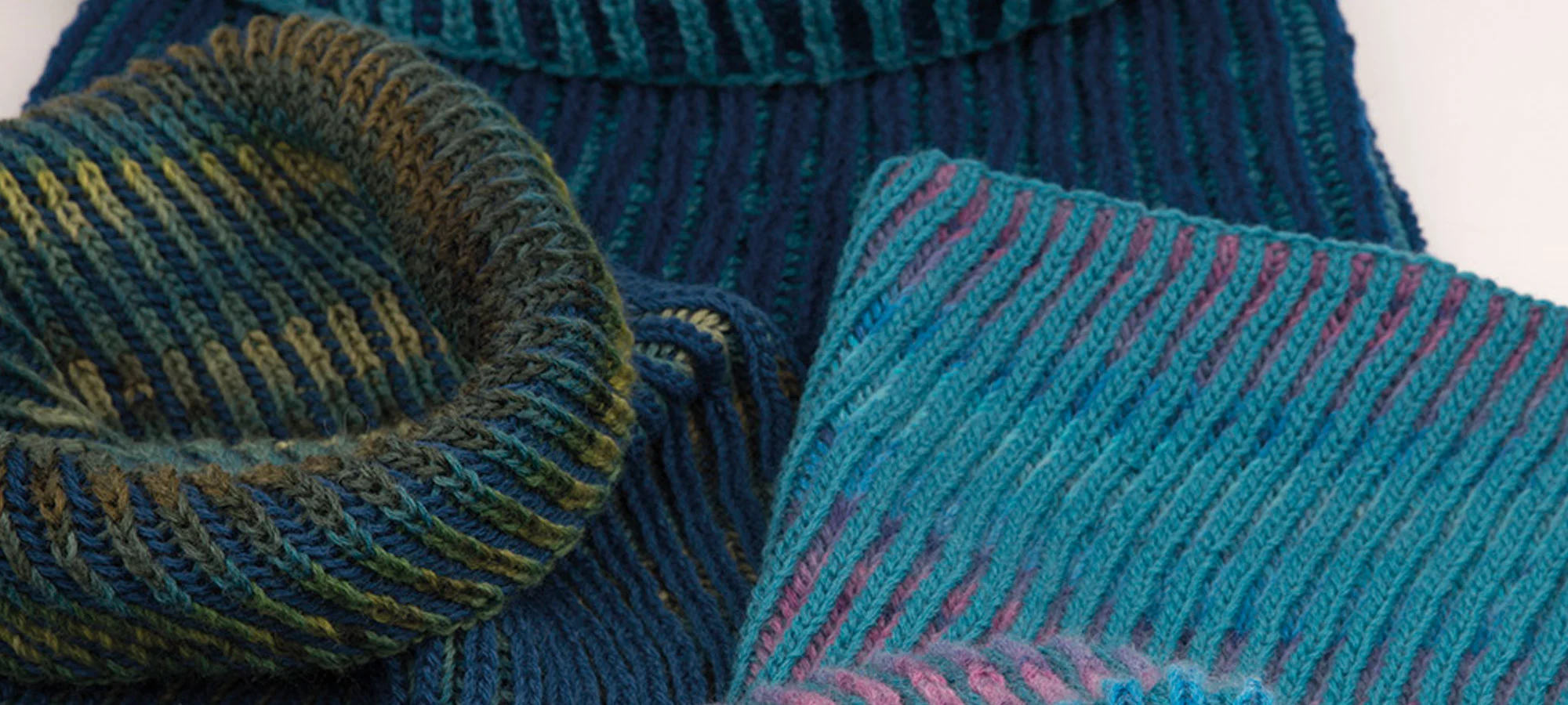 Strickanleitung Patentmuster in zwei Farben Nahaufnahme von gestrickten Stücken als Banner für Patentmuster