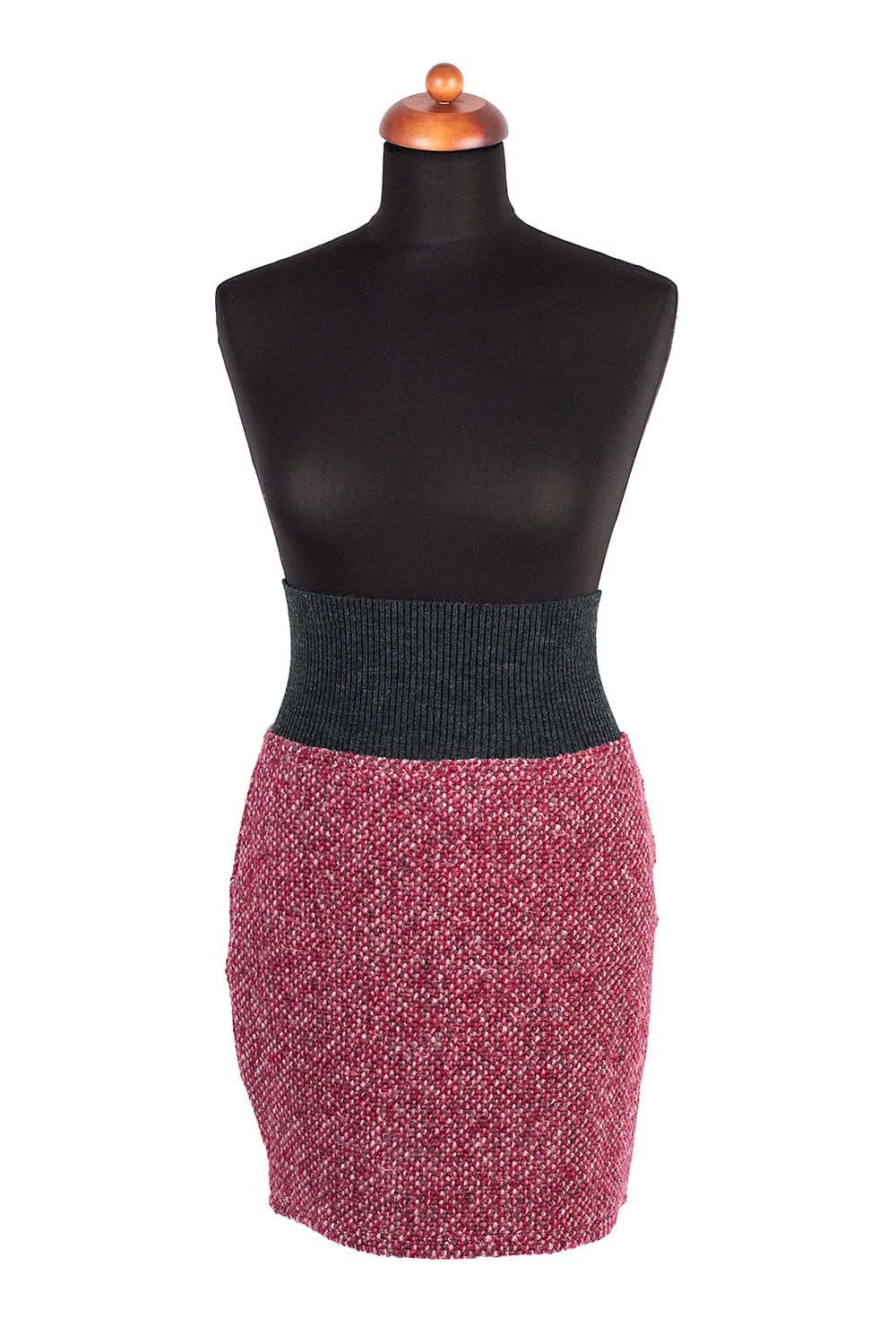 Finkhof Strickbund anthrazit aus kontrolliert biologischer Schurwolle, Bild mit Nähpuppe