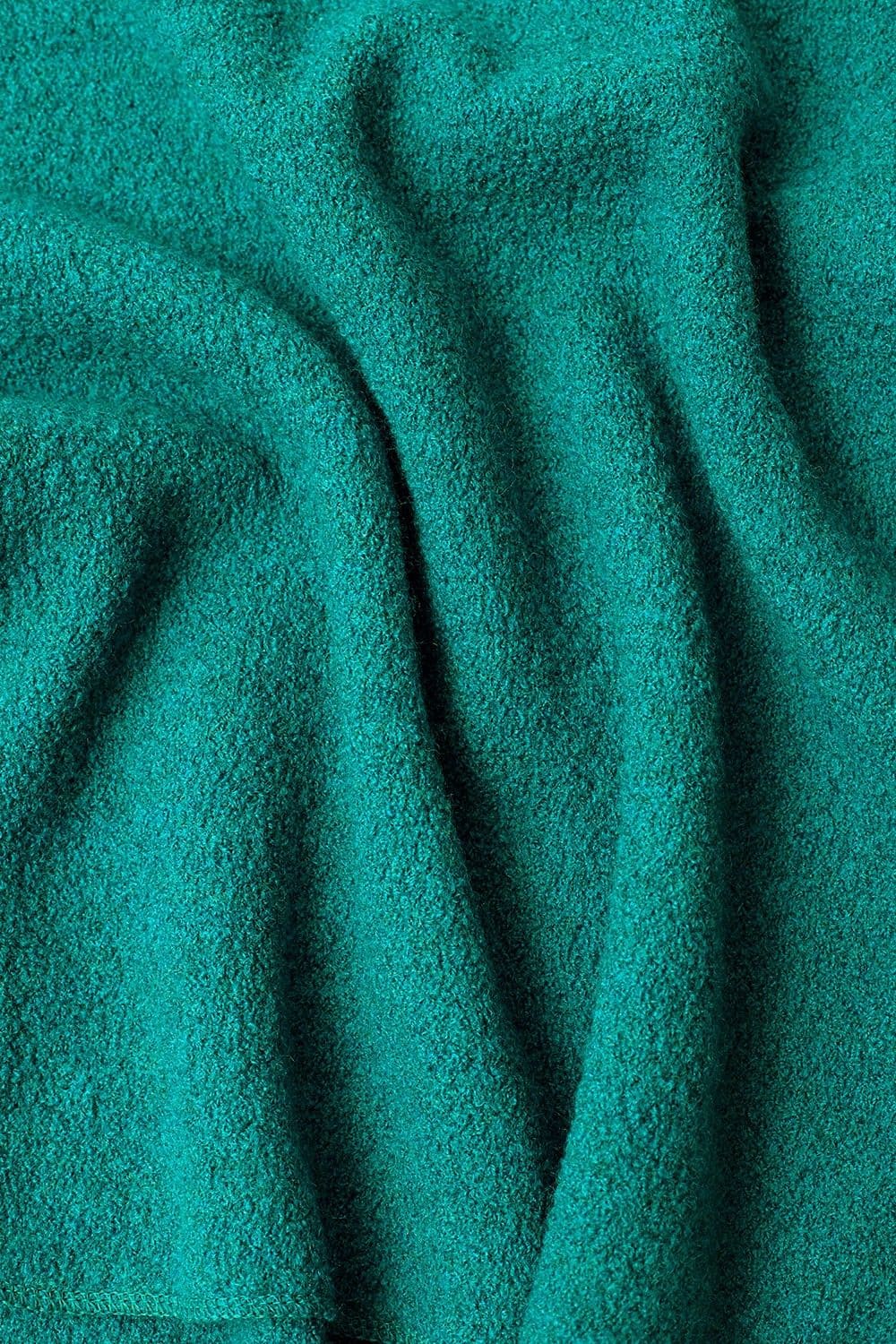 Nahaufnahme der Struktur des türkisen Pulli aus bio Wolle (kbT)