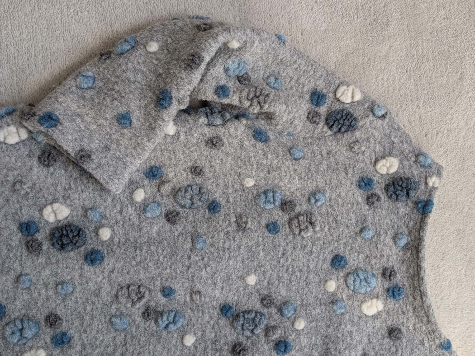 Detailaufnahme des Ärmels des blau grau gepunkteten Minikleids aus Musterwalk