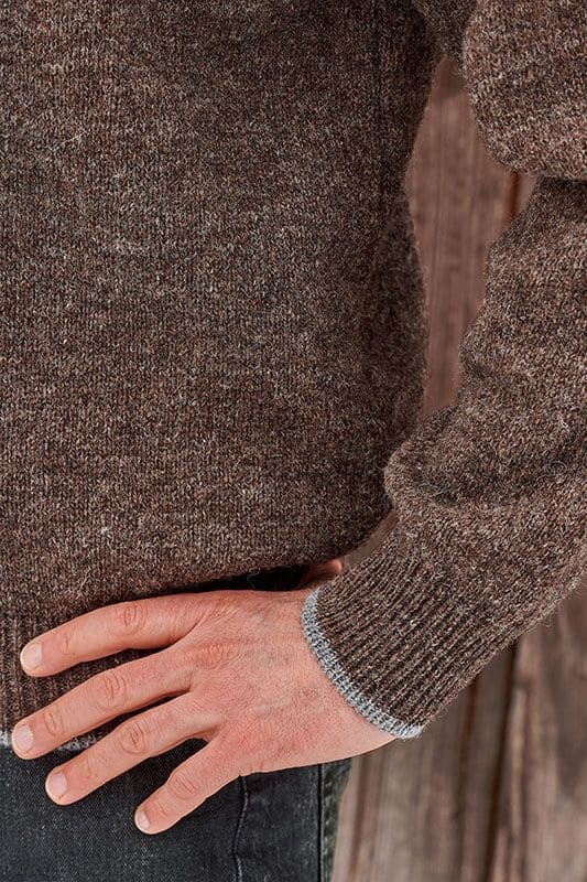 Detailaufnahme der grauen Abschlüsse des braunen Finkhof Pullis aus bio Wolle (kbT)