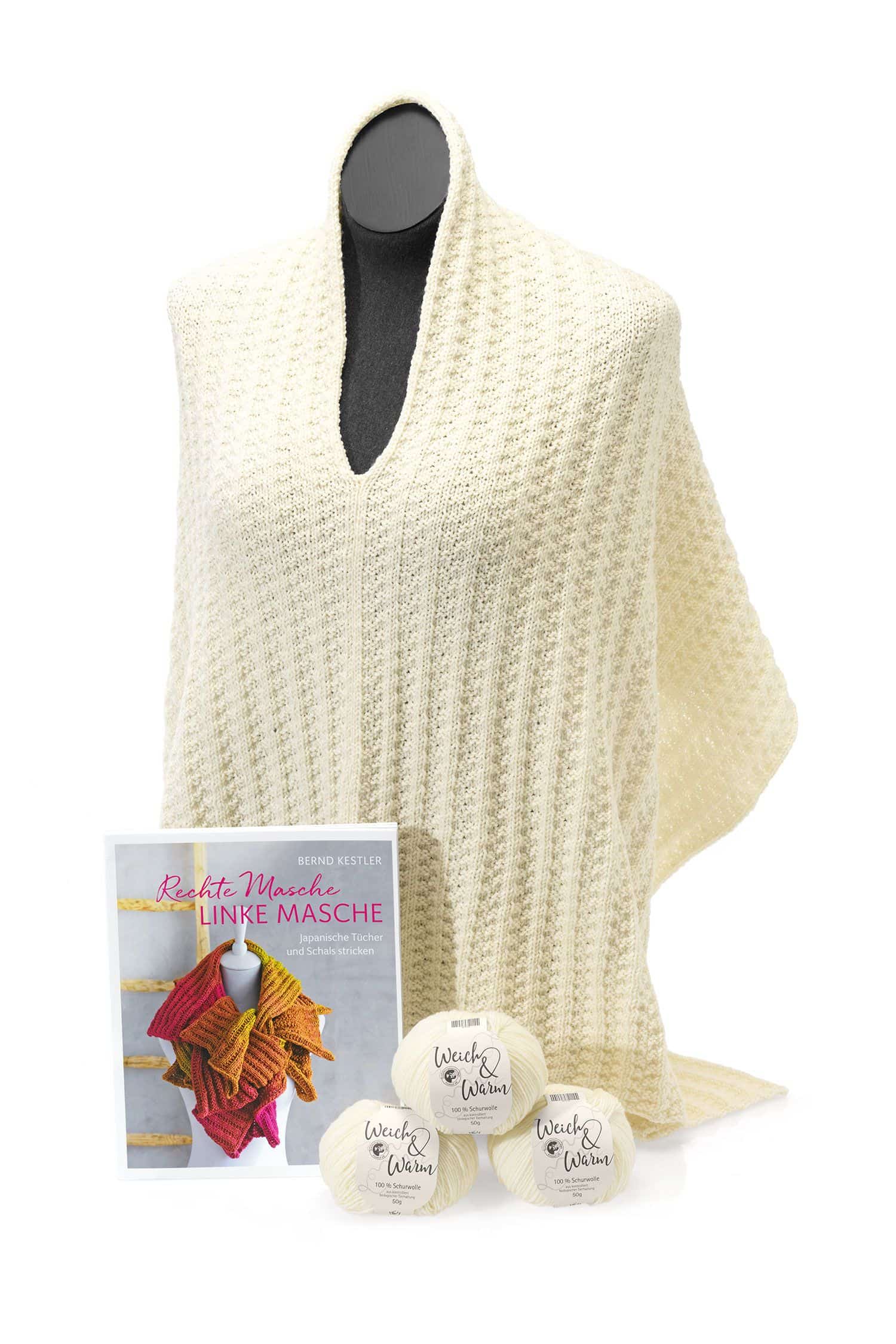 Pulli aus weißer Finkhof Merinowolle Weich&Warm aus bio Wolle (kbT) an Schneiderpuppe mit Knäulen und Buch davor