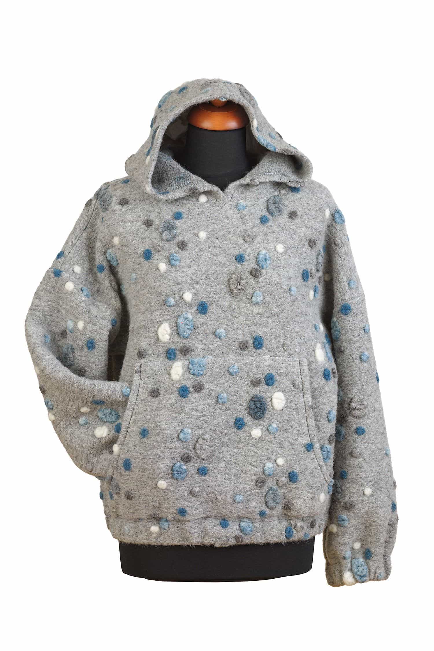 Kapuzenpulli als Projektbeispiel für grauen Strickwalk mit blauen Punkten aus Wolle und bio Baumwolle (kbA)