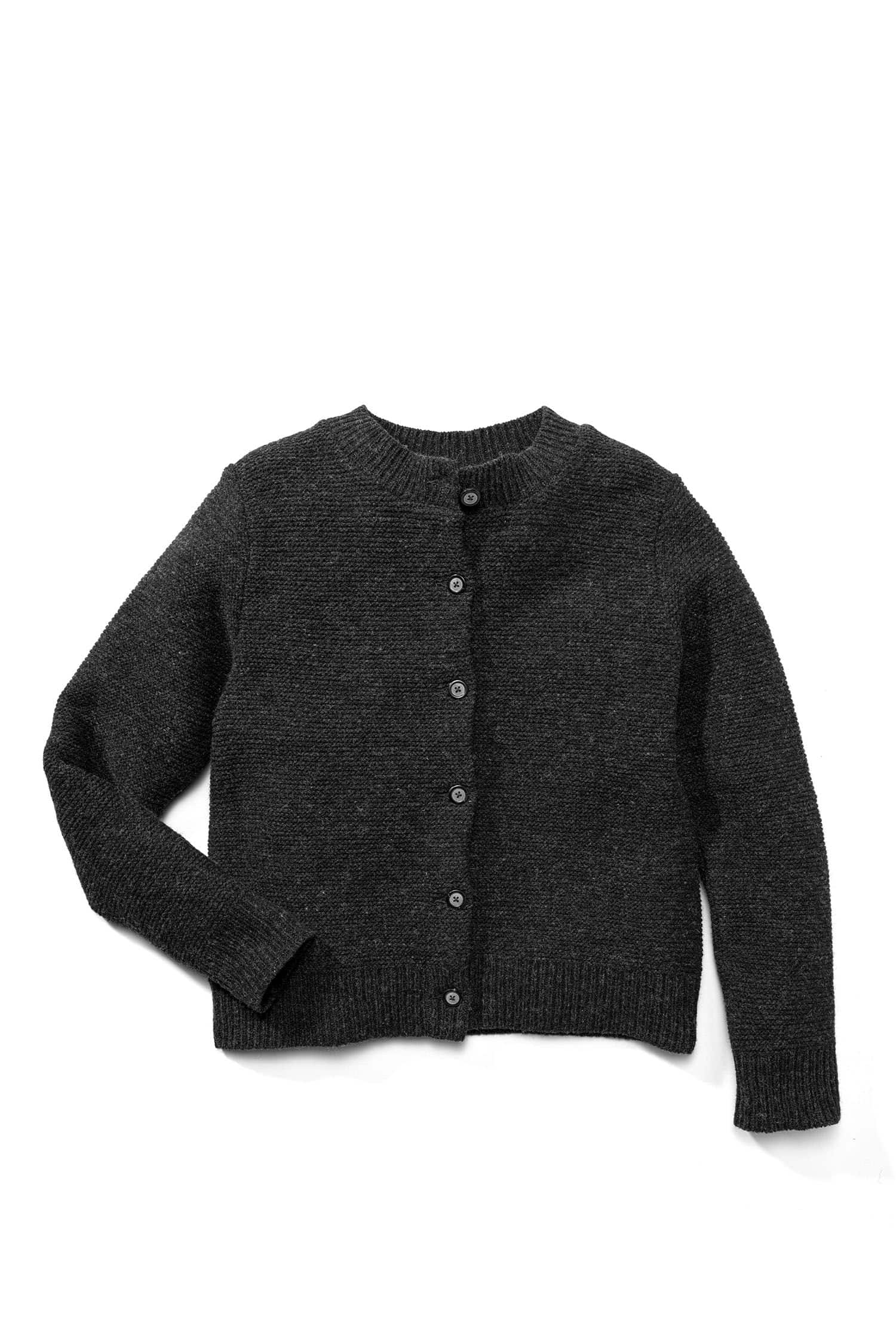 anthrazitgraue Damenstrickjacke aus bio Wolle (kbT) vom Finkhof, Freisteller