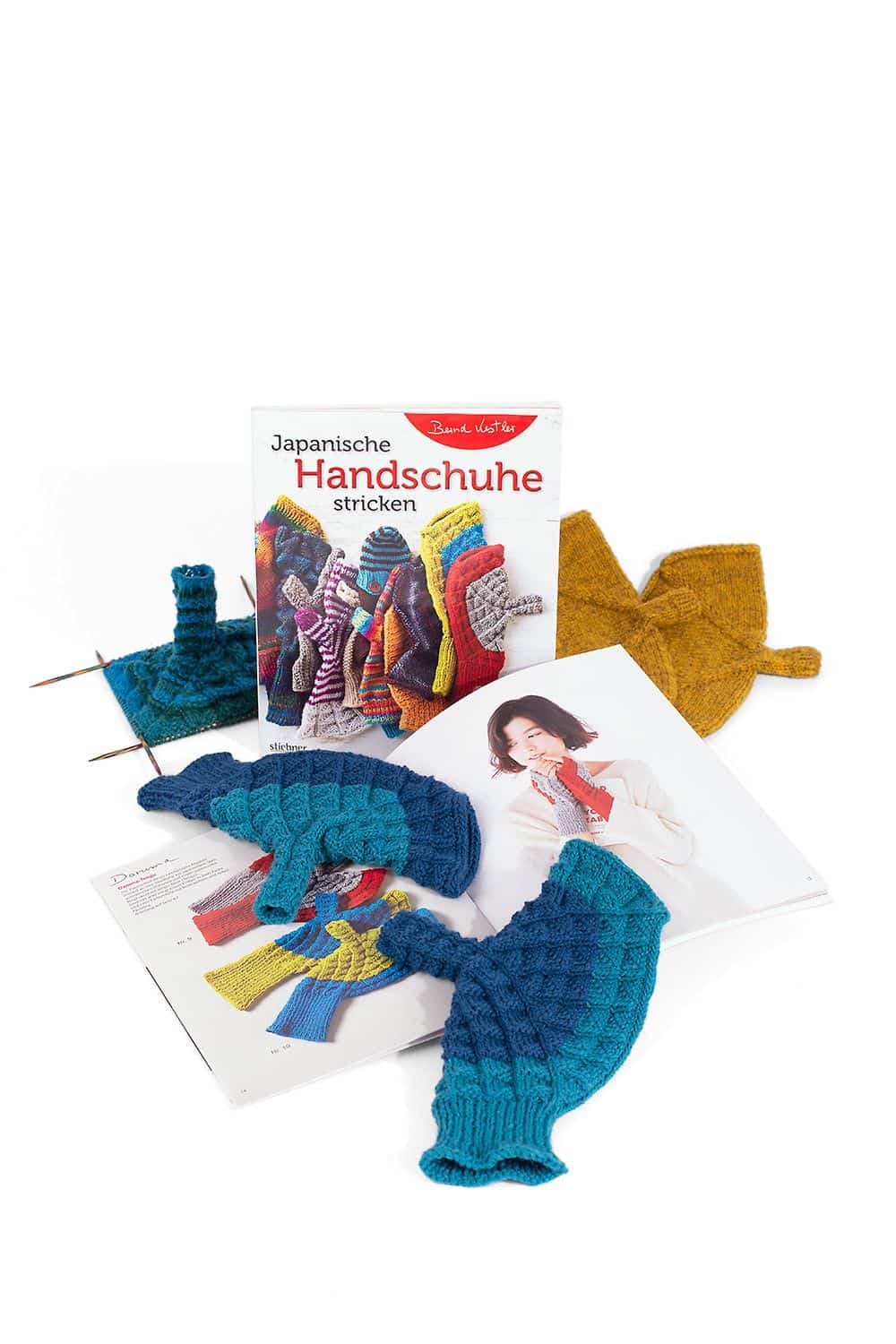 Japanische Handschuhe stricken Buch ,,Japanische Handschuhe stricken" mit fertigen Projekten und aufgeschlagenem Exemplar
