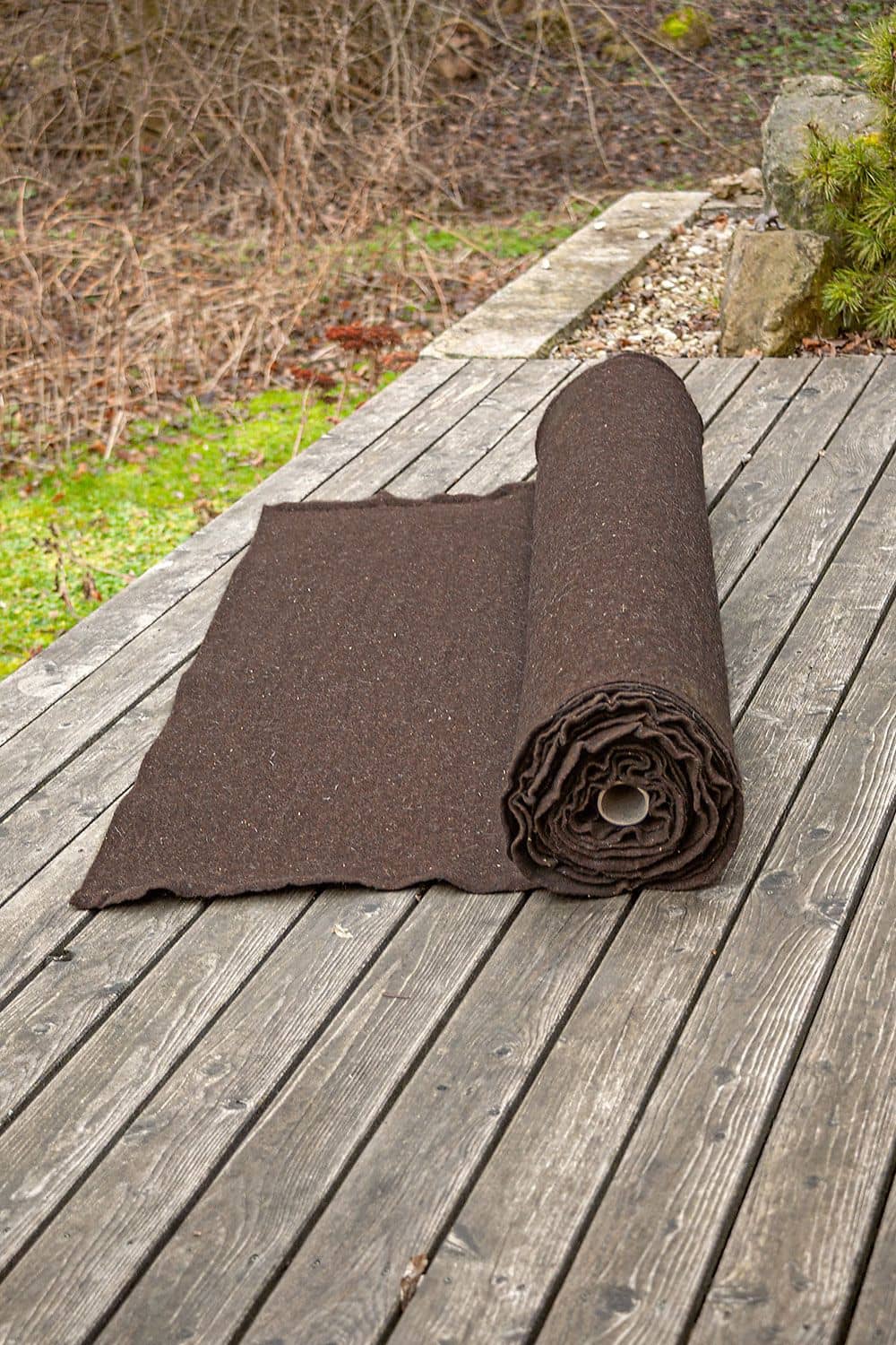 Rolle brauner Finkhof Wollfilz aus bio Wolle (kbT) liegt auf einer Terrasse