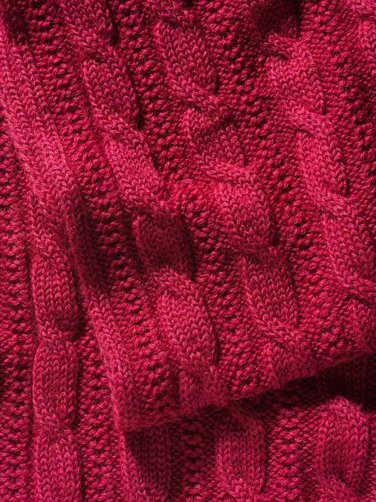 Struktur des pinken Loopschals mit Zopfmuster aus bio Wolle (kbT) vom Finkhof