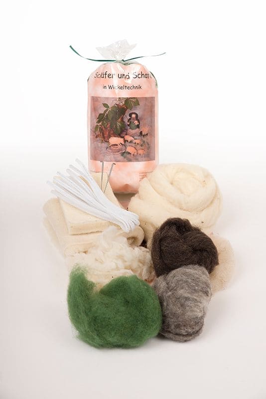 Packungsinhalt der Bastelpackung Schäfer und Schafe vom Finkhof mit bio Wolle (kbT) und Zubehör auf weißem Untergrund