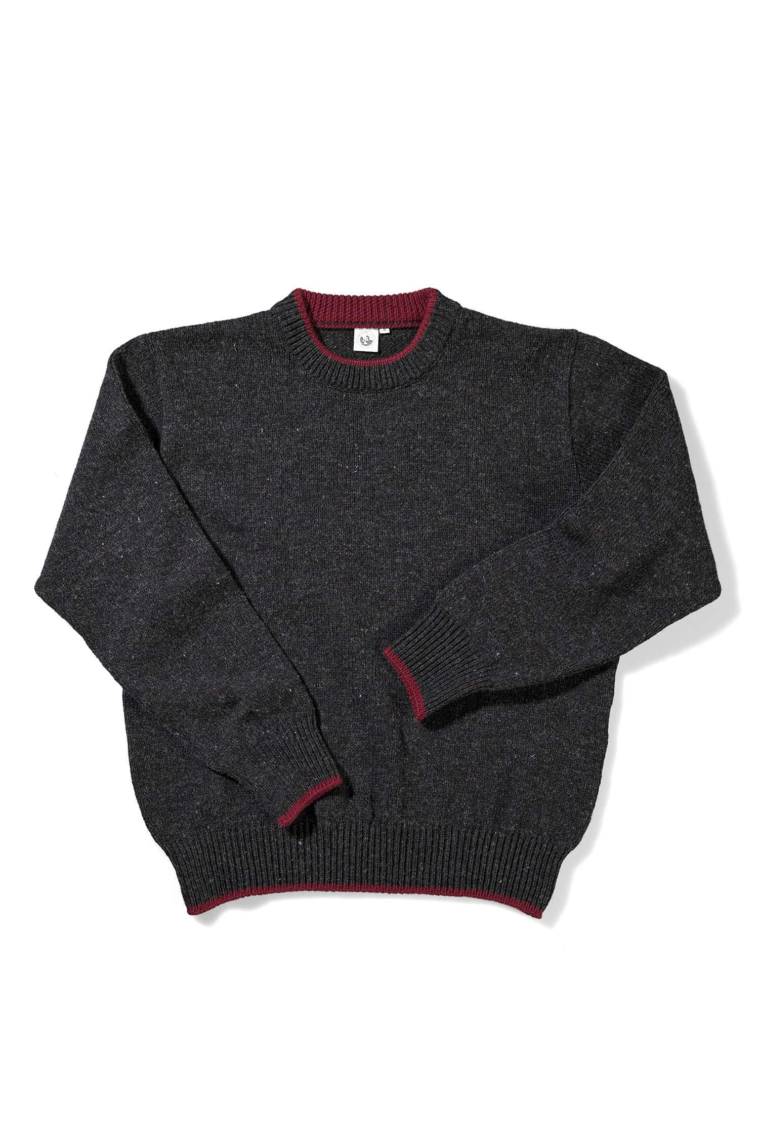 dunkelgrauer Finkhof Pulli aus bio Wolle (kbT) mit weinroten Bündchen, Freisteller