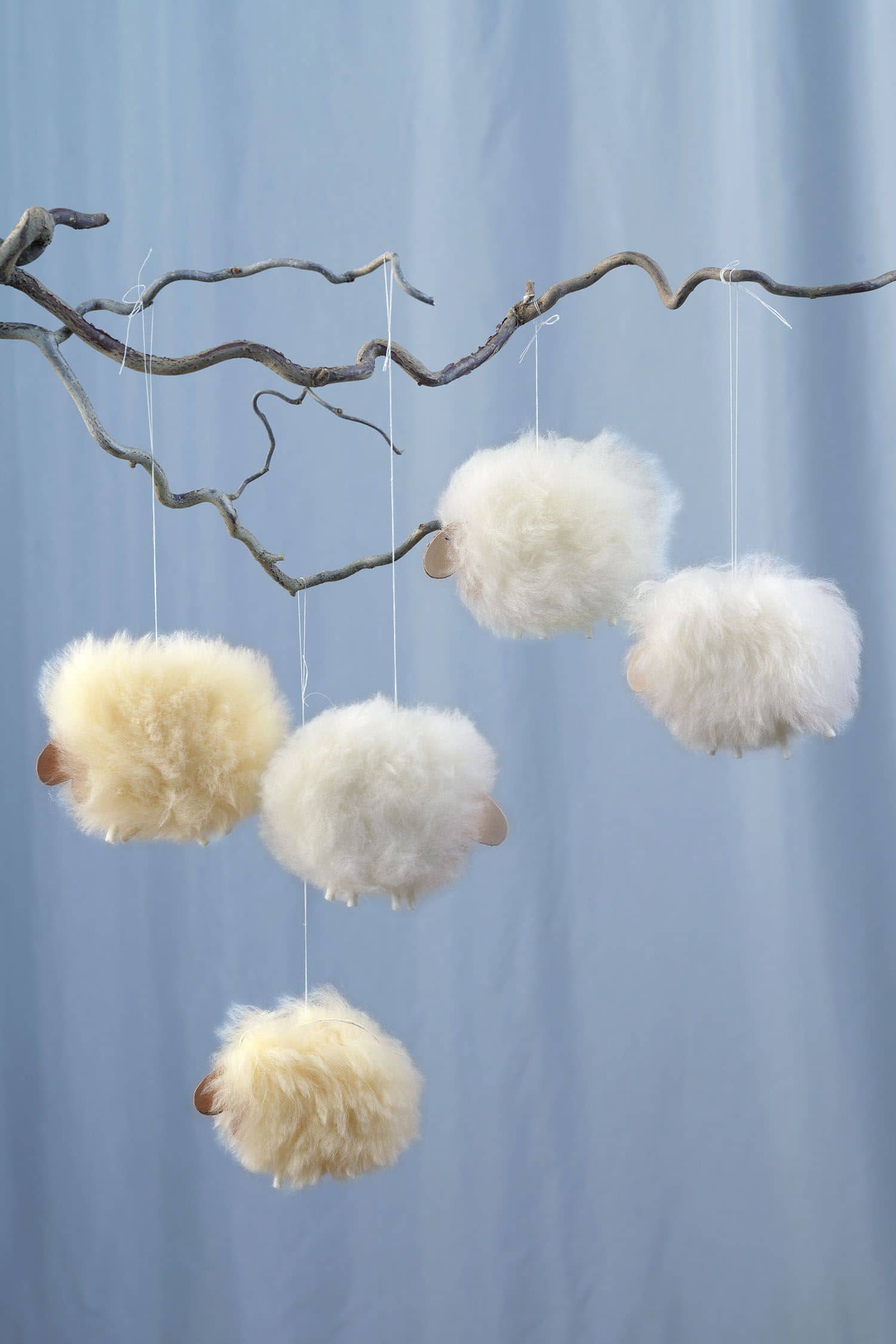 Bastelpackung Schäfchen-Mobile weißes Schafmobile aus der Bastelpackung vom Finkhof aus Schaffell und Schaf- und Ziegenleder