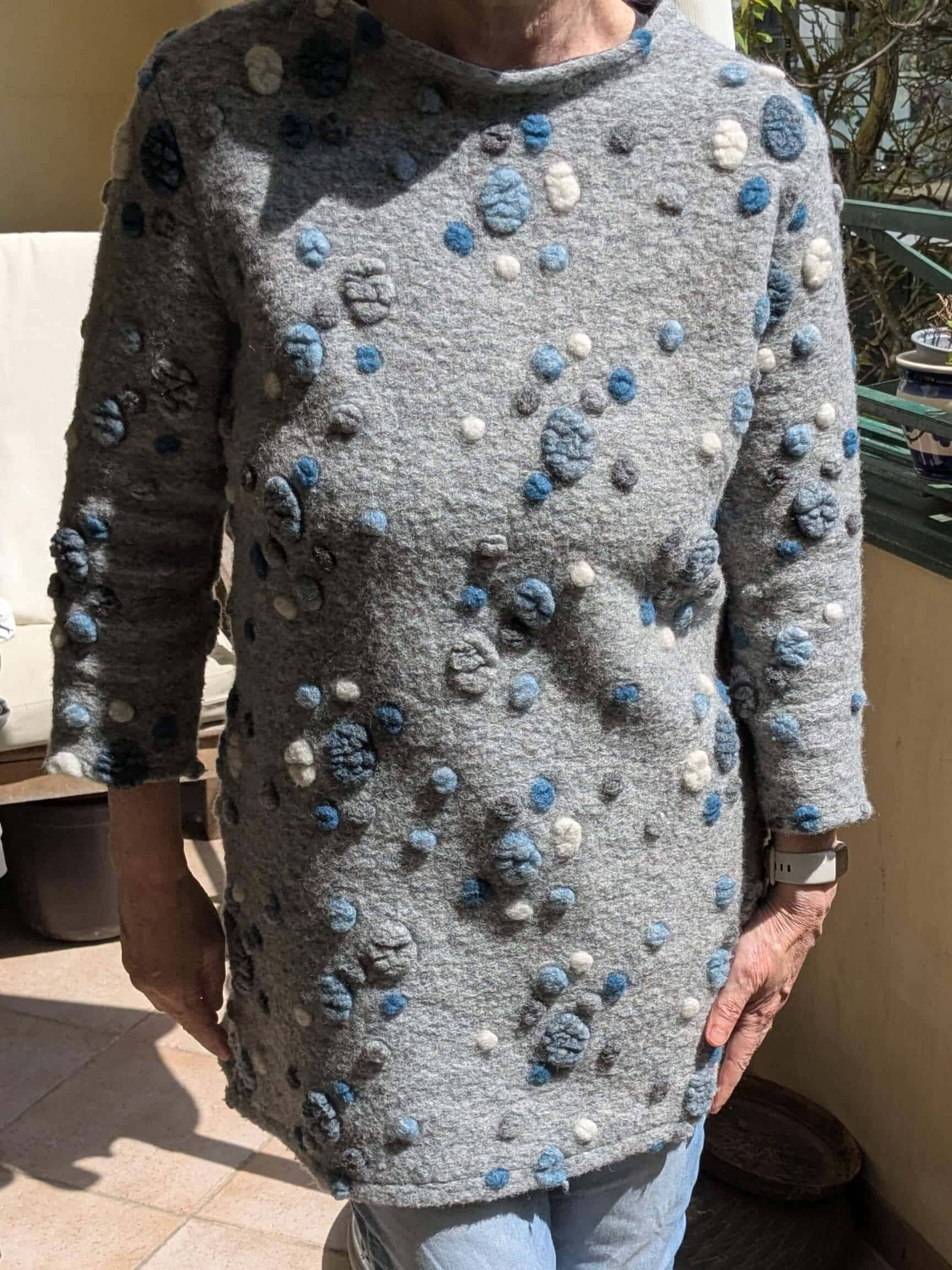 Minikleid aus gepunktetem blau grauem Musterwalk getragen von vorne