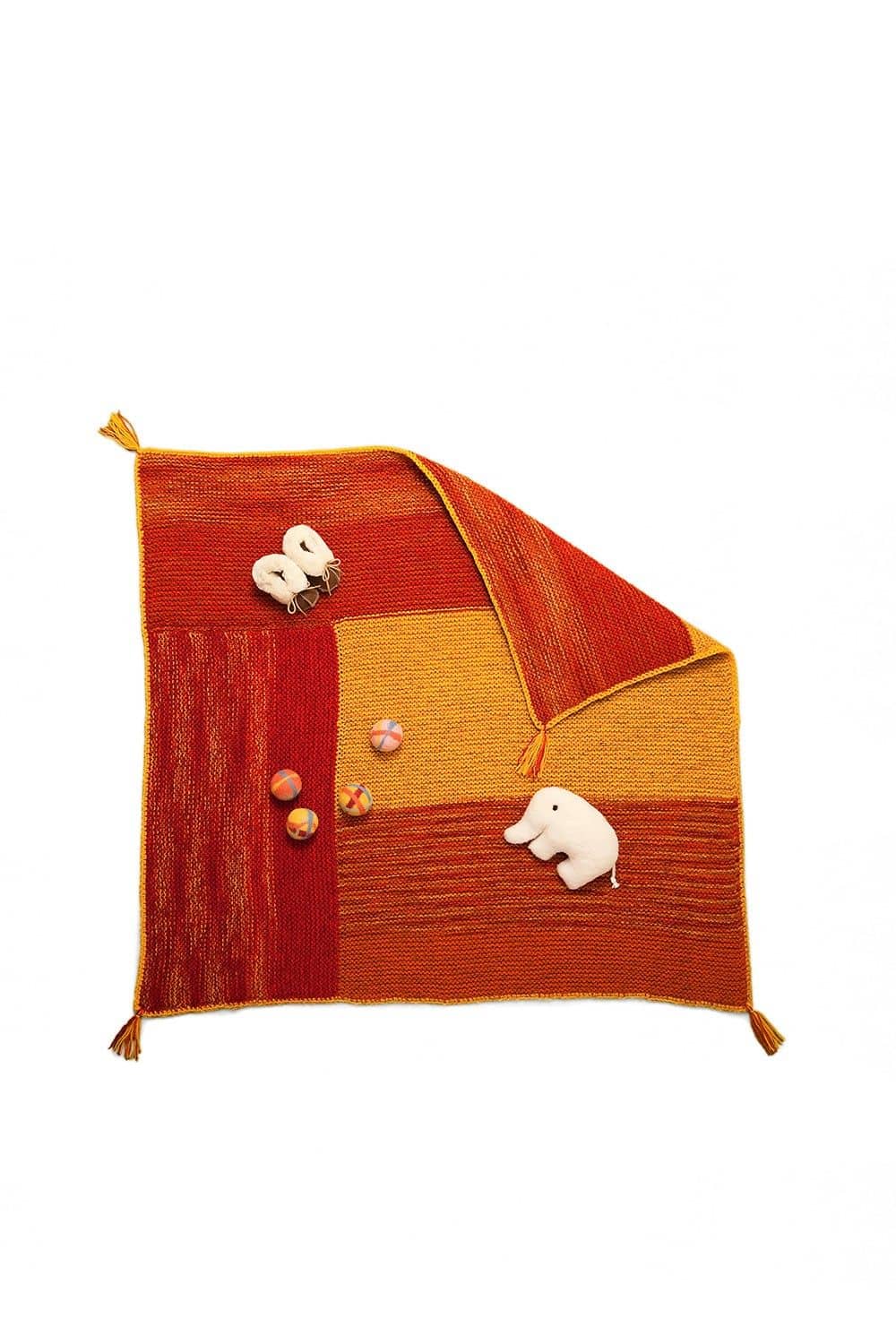 Decke aus dünner oranger und gelber Finkhof Merinowolle aus bio Wolle (kbT) mit Kuscheltier, Filzbällen und Fellschuhen