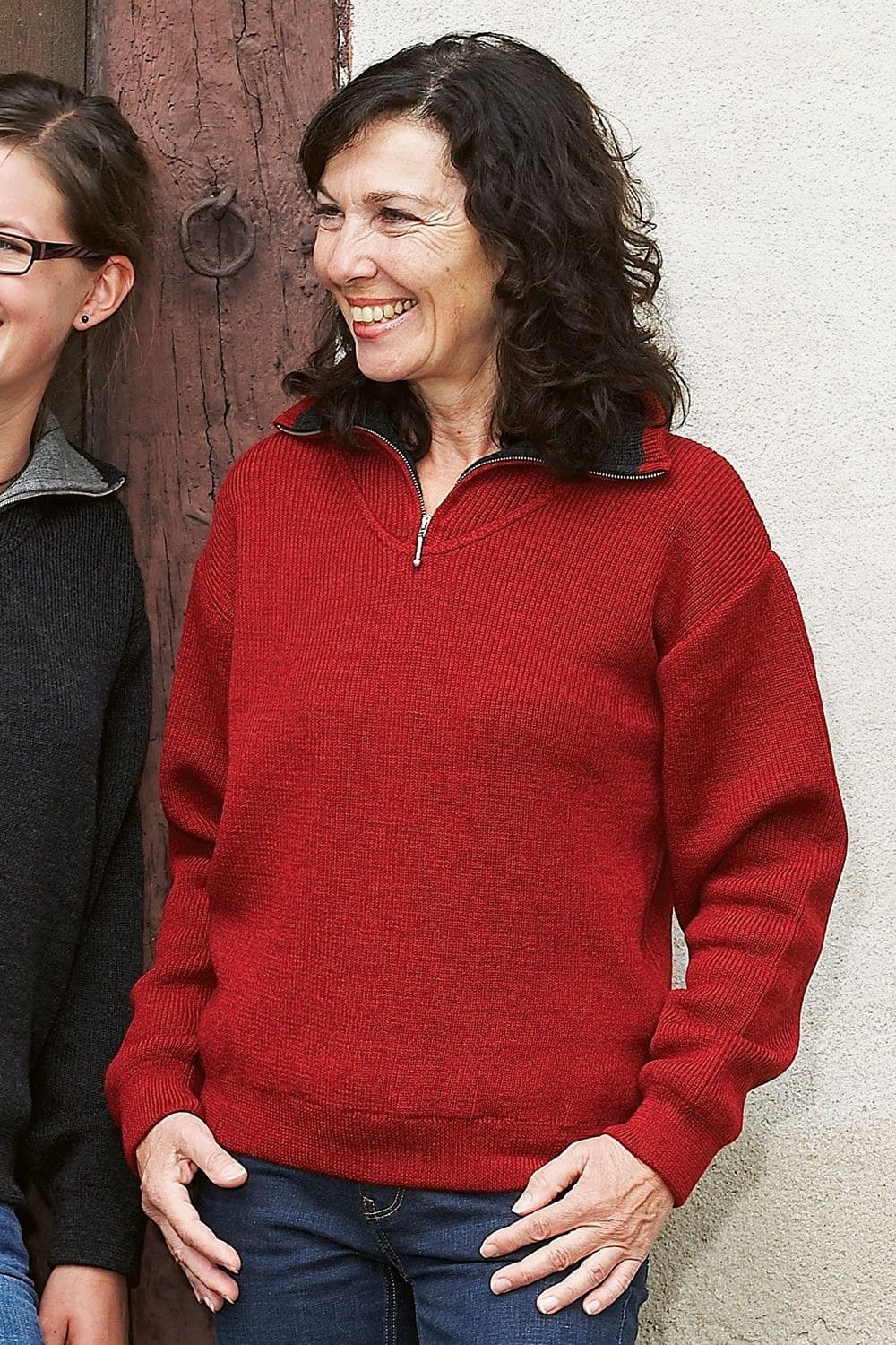 Frau trägt roten Troyer mit Reißverschluss aus bio Wolle (kbT) vom Finkhof und lacht