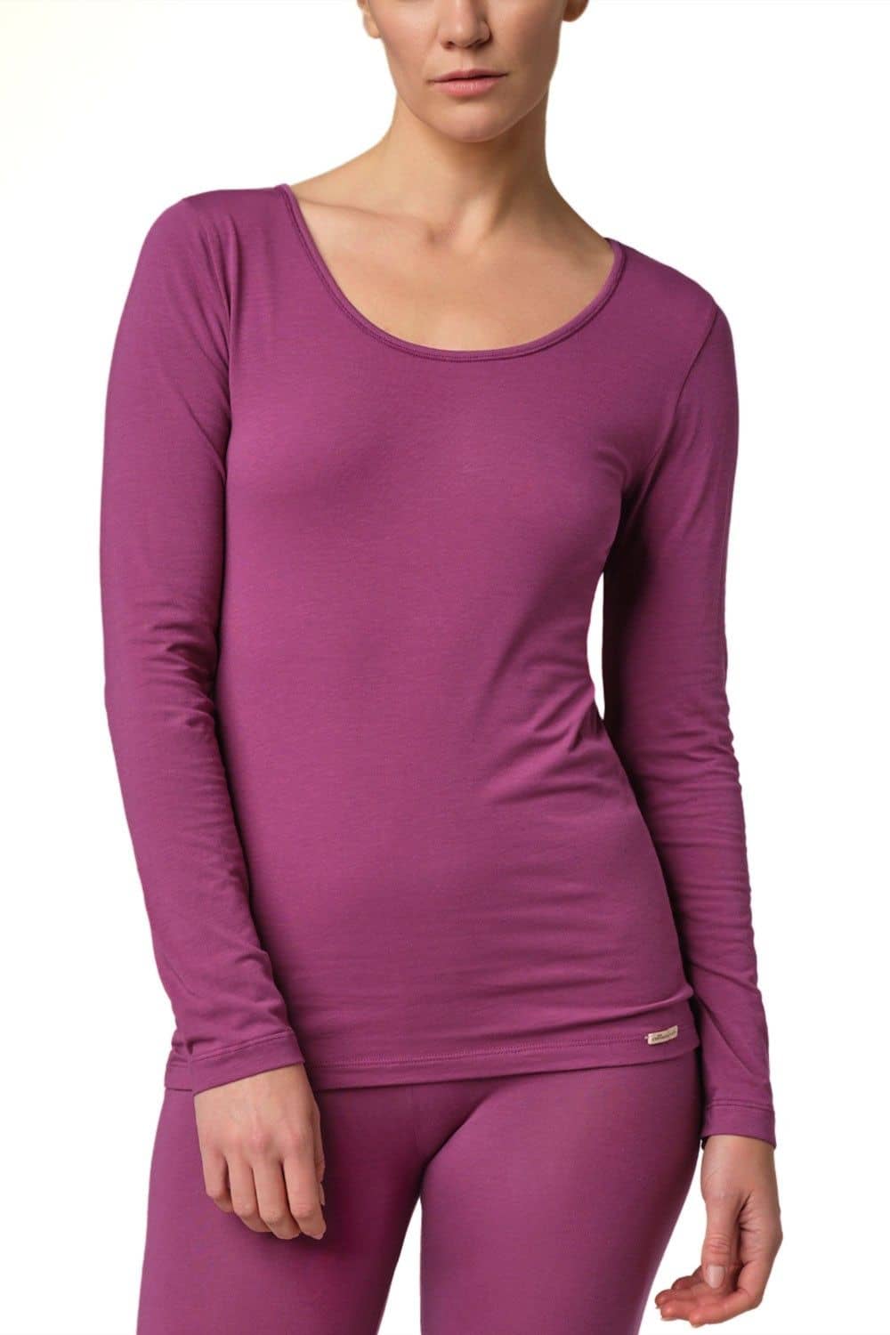 Frontansicht von Model mit beerefarbener Leggings und Langarmshirt
