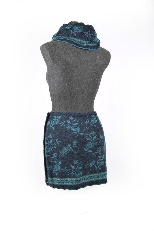 blau grau floralgemusterter Cacheur aus bio Wolle (kbA) mit floralgemustertem Schal an Schneiderpuppe, von hinten