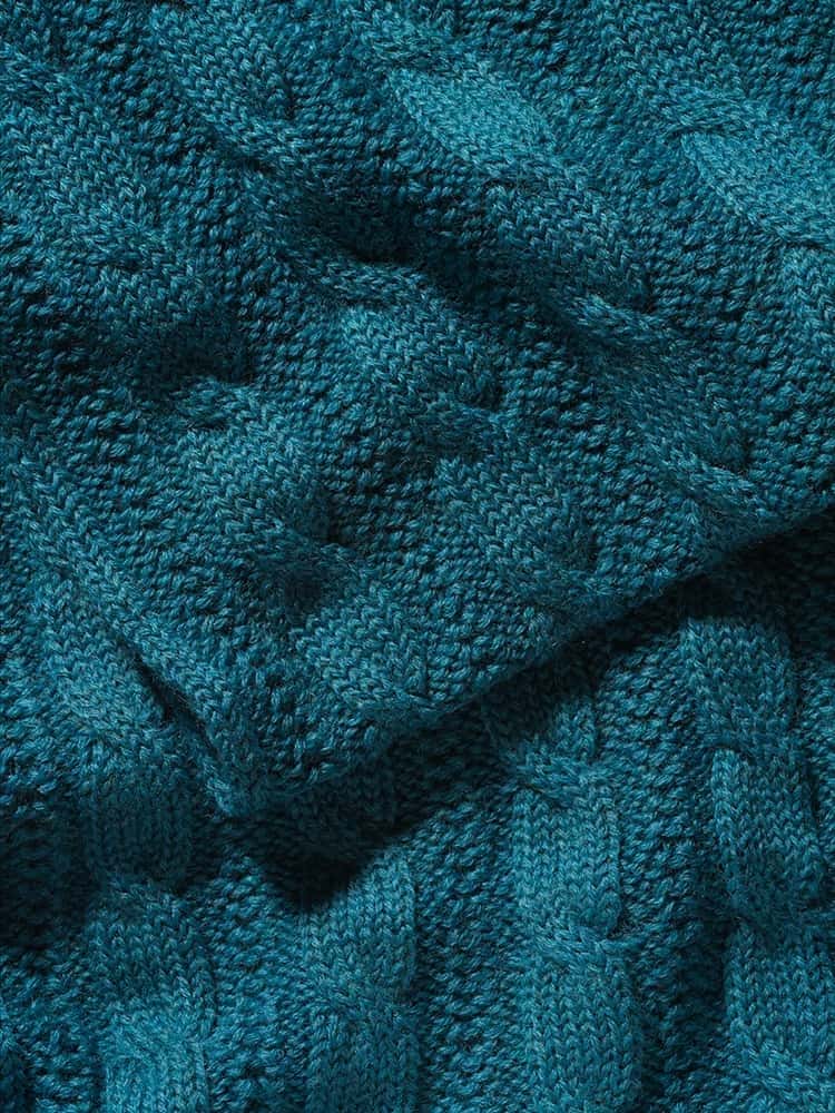 Struktur des türkisen Loopschals mit Zopfmuster aus bio Wolle (kbT) vom Finkhof