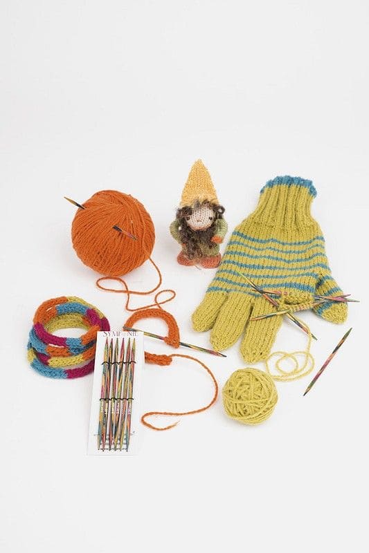 Nadelspiel Mini bunt mini Nadelspiel mit 5 Nadeln auf Stimmungsbild mit verschiedenen Strickprojekten in gelb und orange