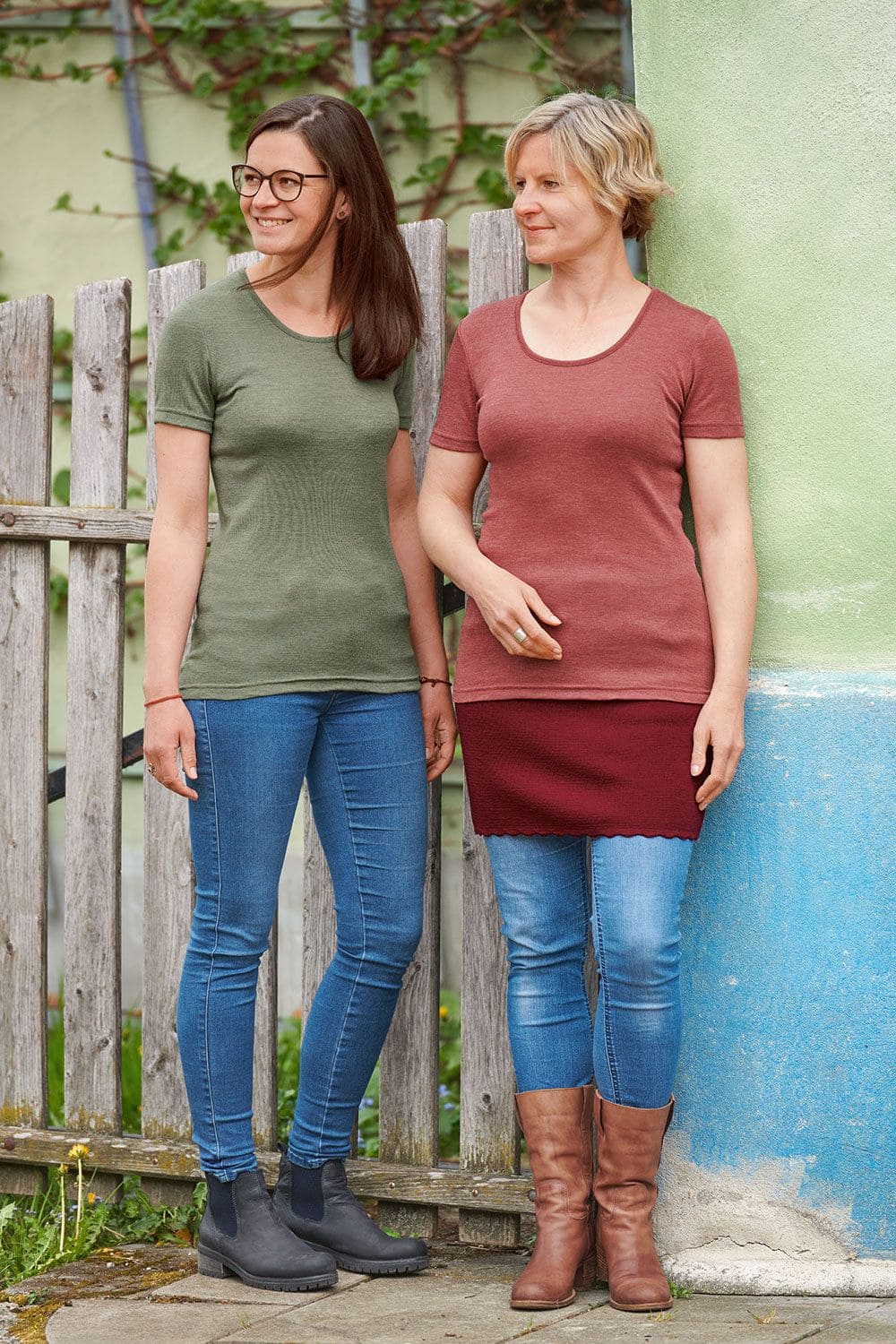 Wolle-Seide Damen T-Shirt Frauen tragen grünes und rotes kurzarm Shirt aus bio Wolle (kbT) und Seide mit Jeans, eine trägt roten Cacheur