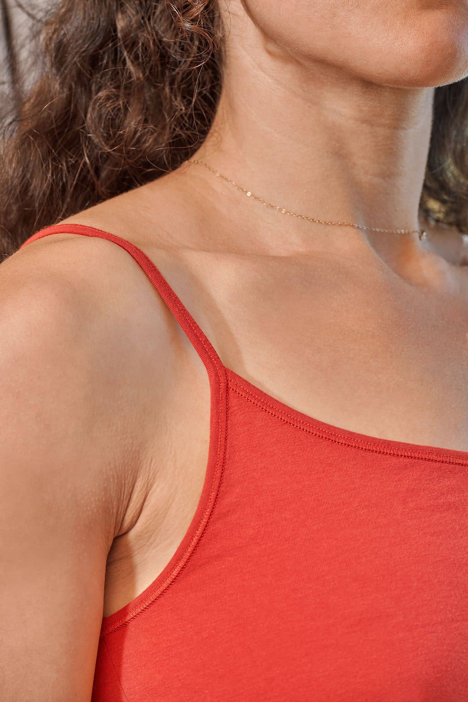 Detailaufnahme der dünnen Träger des korallroten Unterhemds aus bio Baumwolle (kbA) und Elasthan