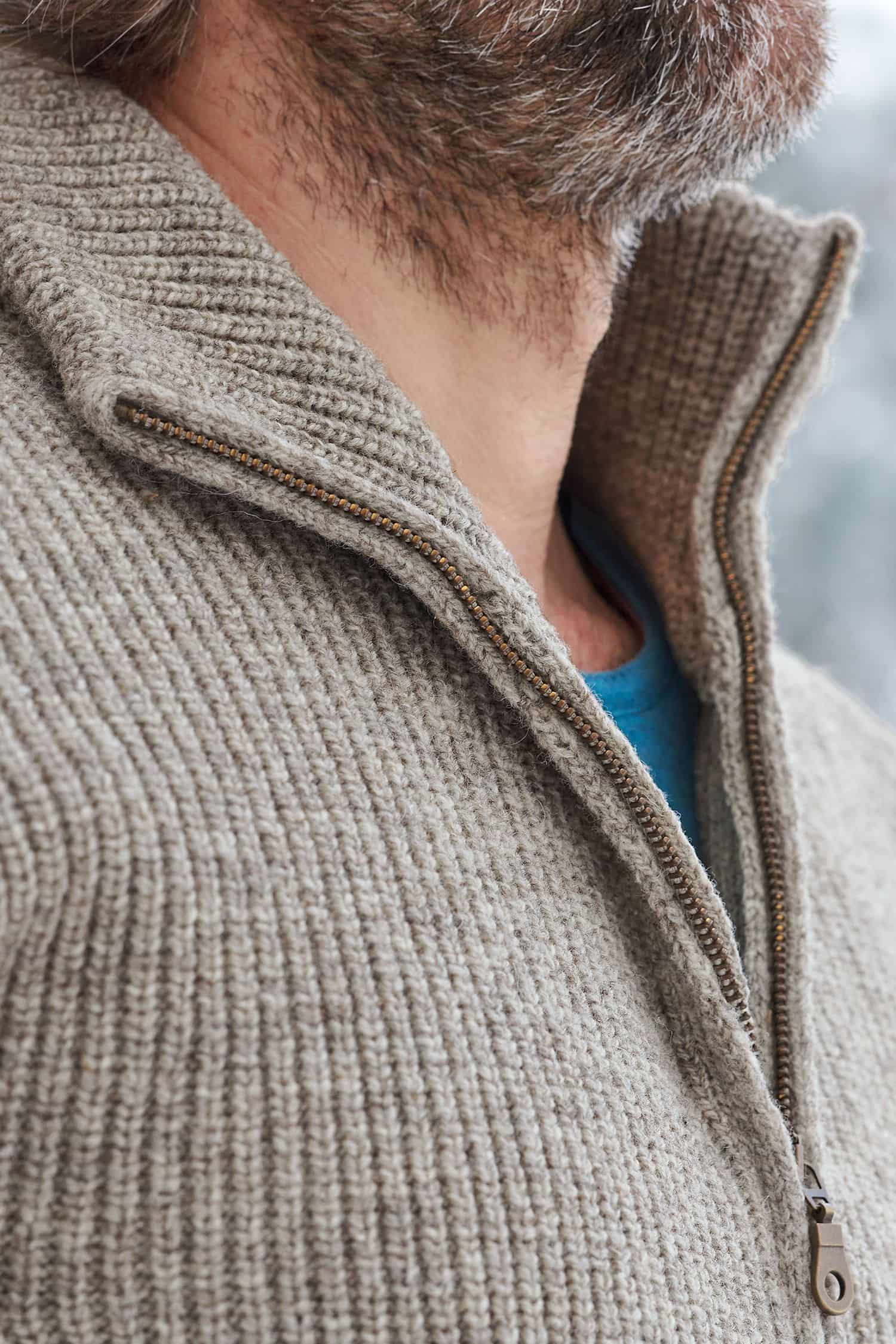 Detailaufnahme vom Kragen der grauen Finkhof Jacke aus bio Wolle (kbT)