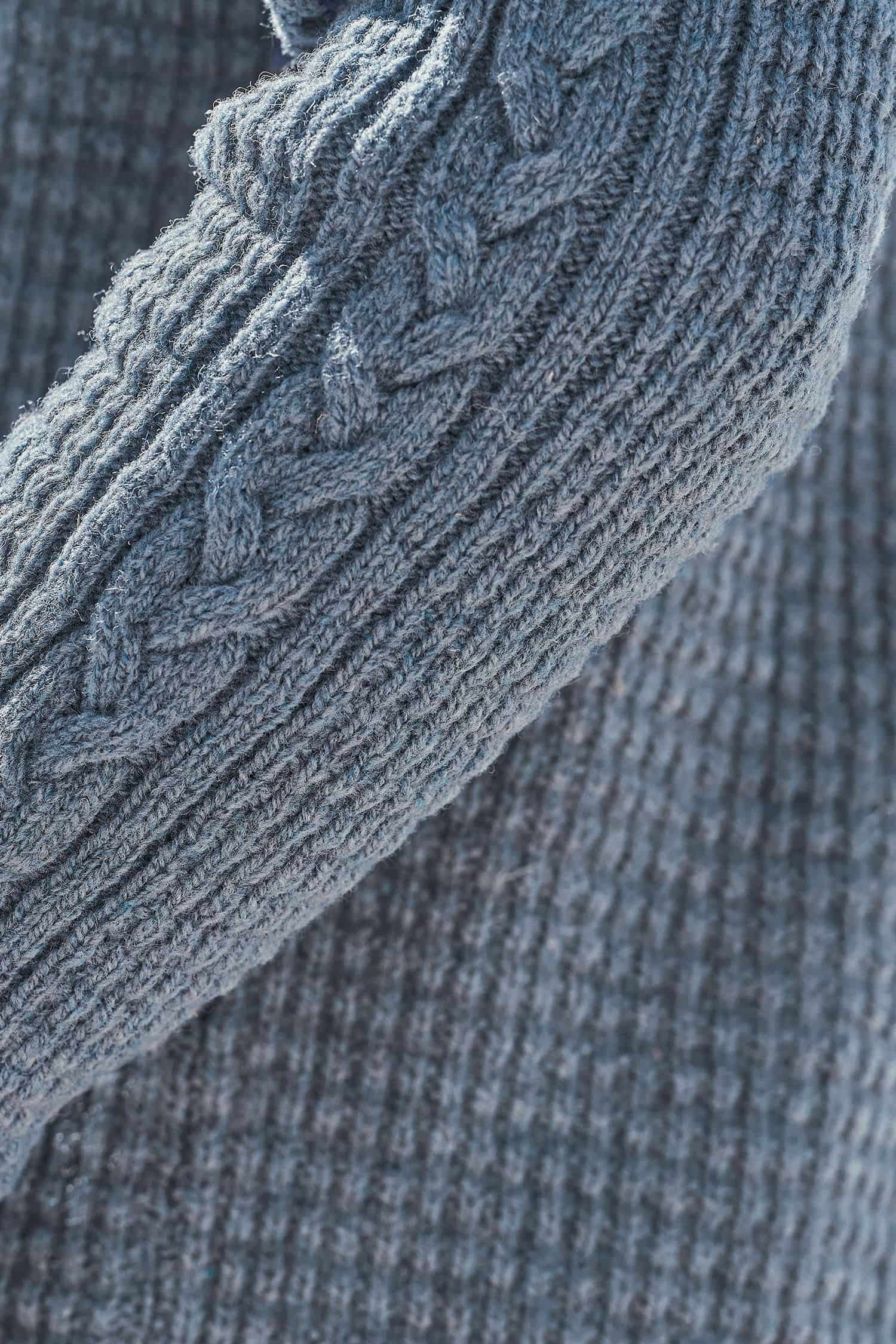 Detailaufnahme vom Zopfmuster des rauchblauen Cardigans aus bio Wolle (kbT) vom Finkhof