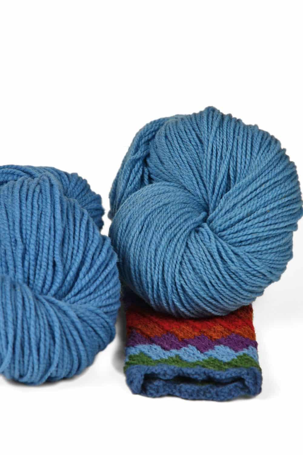 Finkhof Merinowolle dick gefärbt hellblau dicke hellblaue Finkhof Merinowolle aus bio Wolle (kbT) mit Strickstück davor, weißer Untergrund