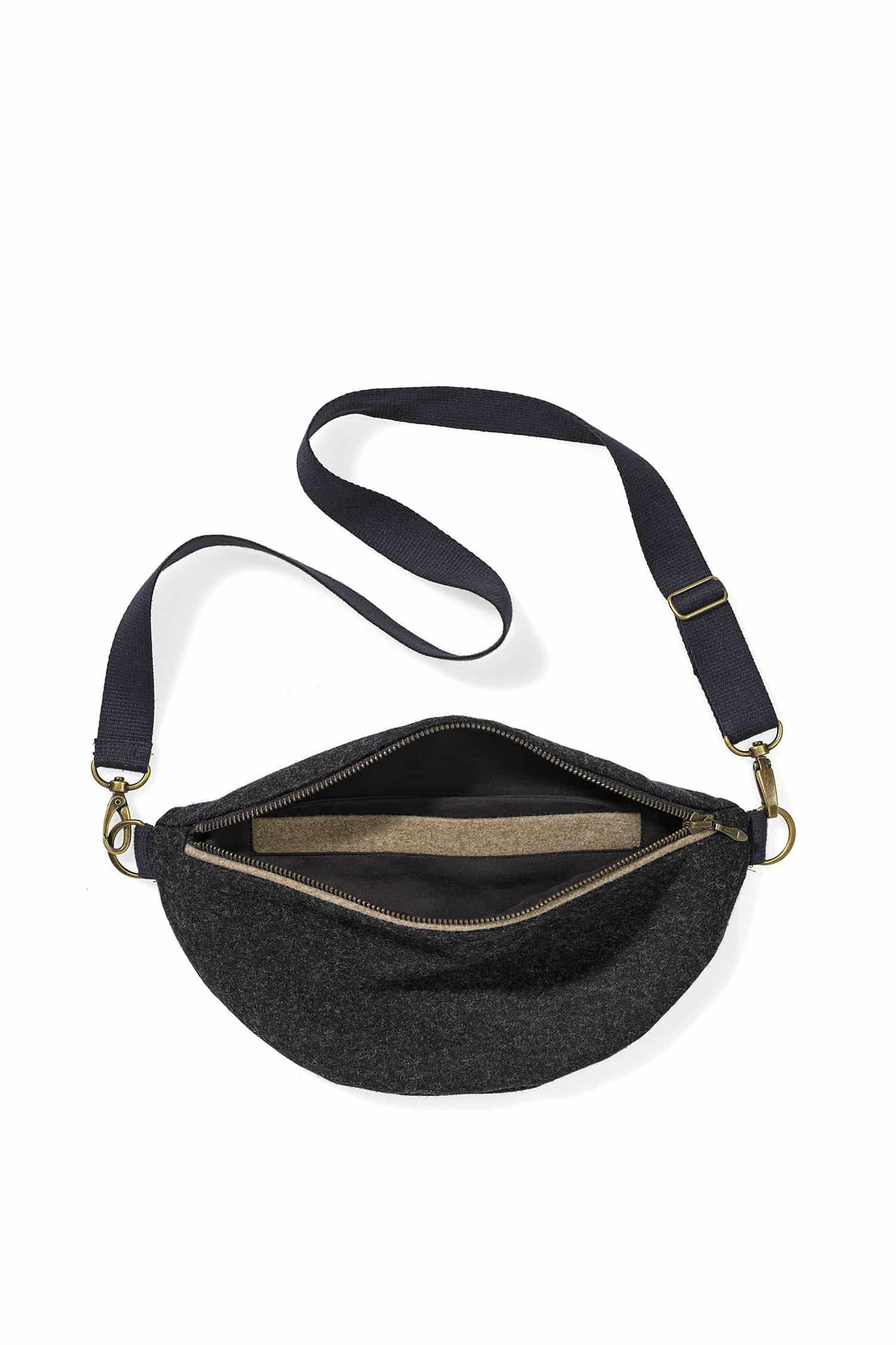 dunkelgraue Hüft- und Schultertasche aus Loden (Webstoff aus Schurwolle) vom Finkhof, Freisteller geöffnet