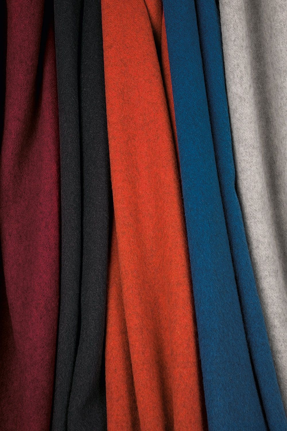 Wollstoff in 5 Farben nebeneinander gelegt