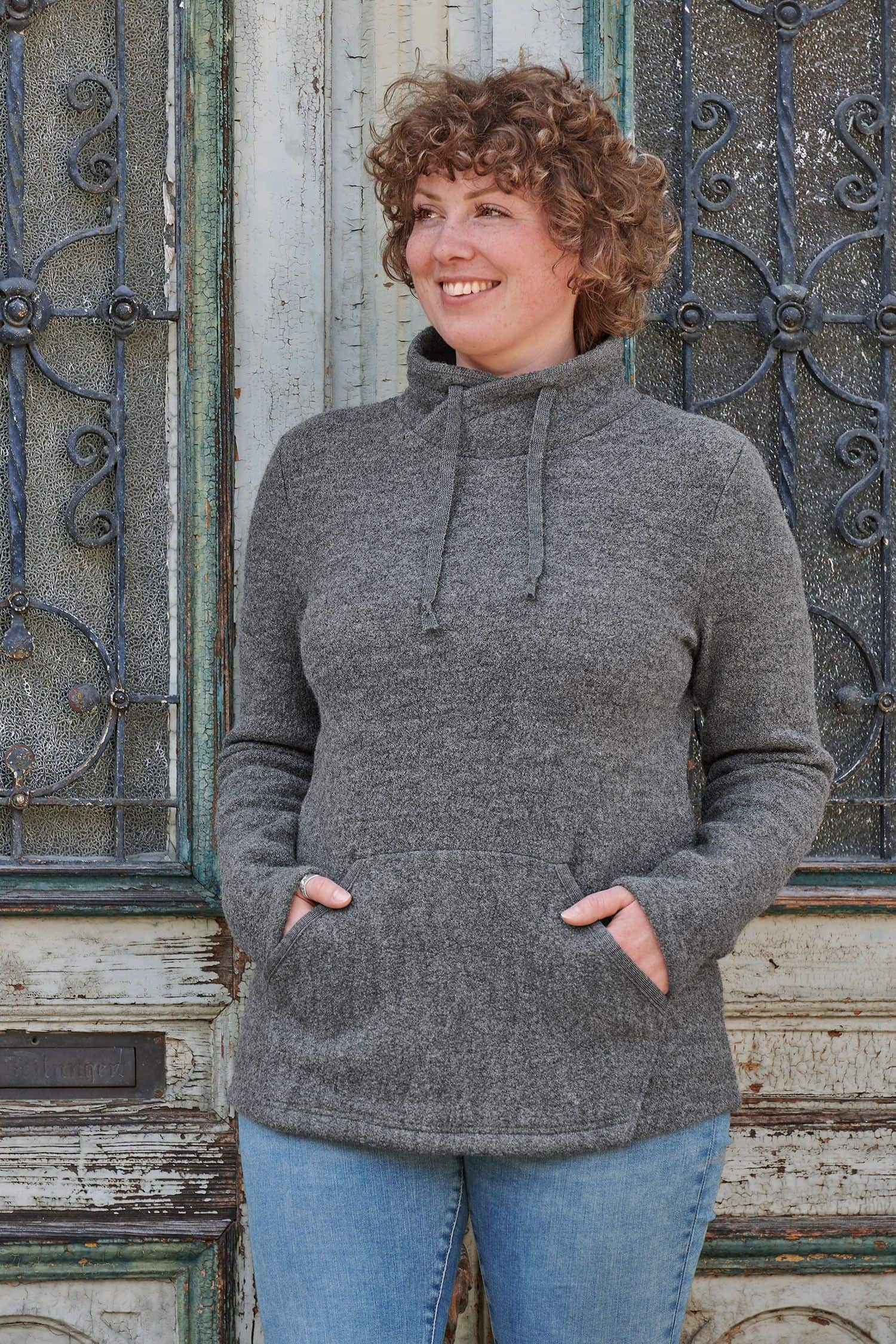 Frau trägt grauen Pullover aus bio Wolle (kbT)