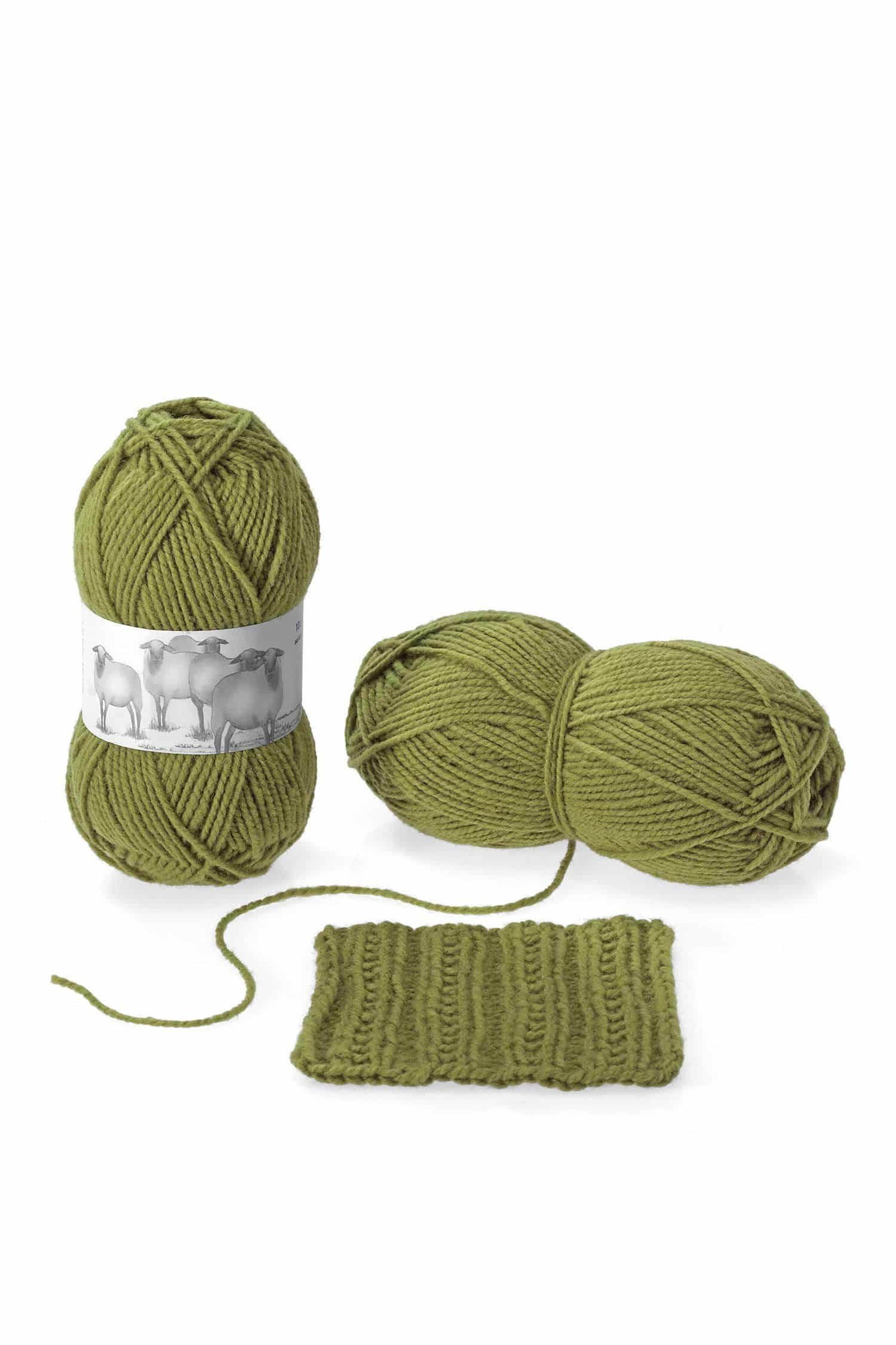 dicke Finkhof Merinwolle aus bio Wolle (kbT) in olivegrün als Knäul mit Strickstück