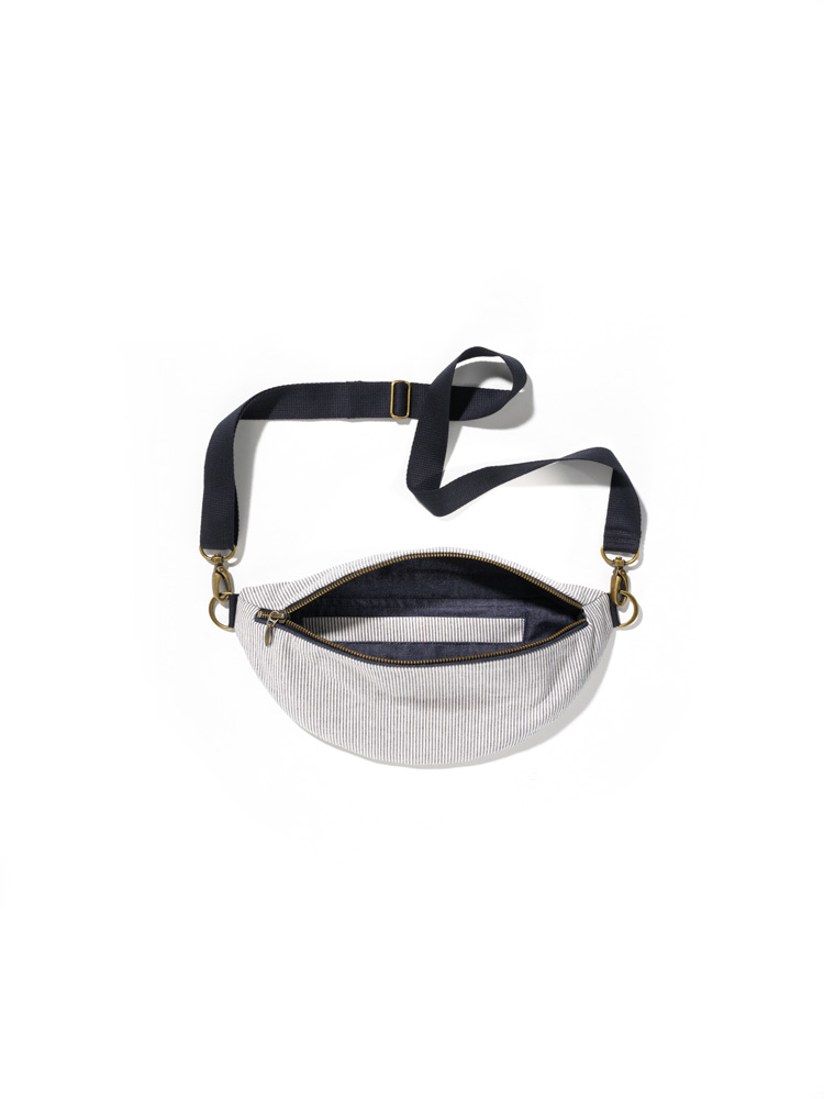 Hüft- und Schultertasche aus Bio-Baumwolle helle geöffnete Hüft- und Schultertasche aus bio Baumwolle (kbA) vom Finkhof, Freisteller