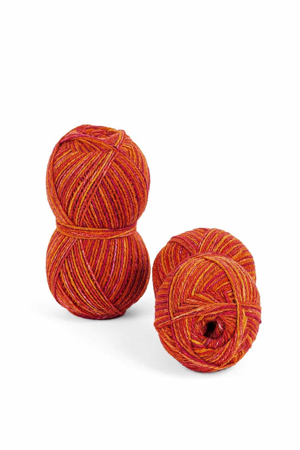 zwei Knäule von dünner Finkhof Merinowolle mit rot gelbem Farbverlauf aus bio Wolle (kbT) vom Finkhof, Freisteller