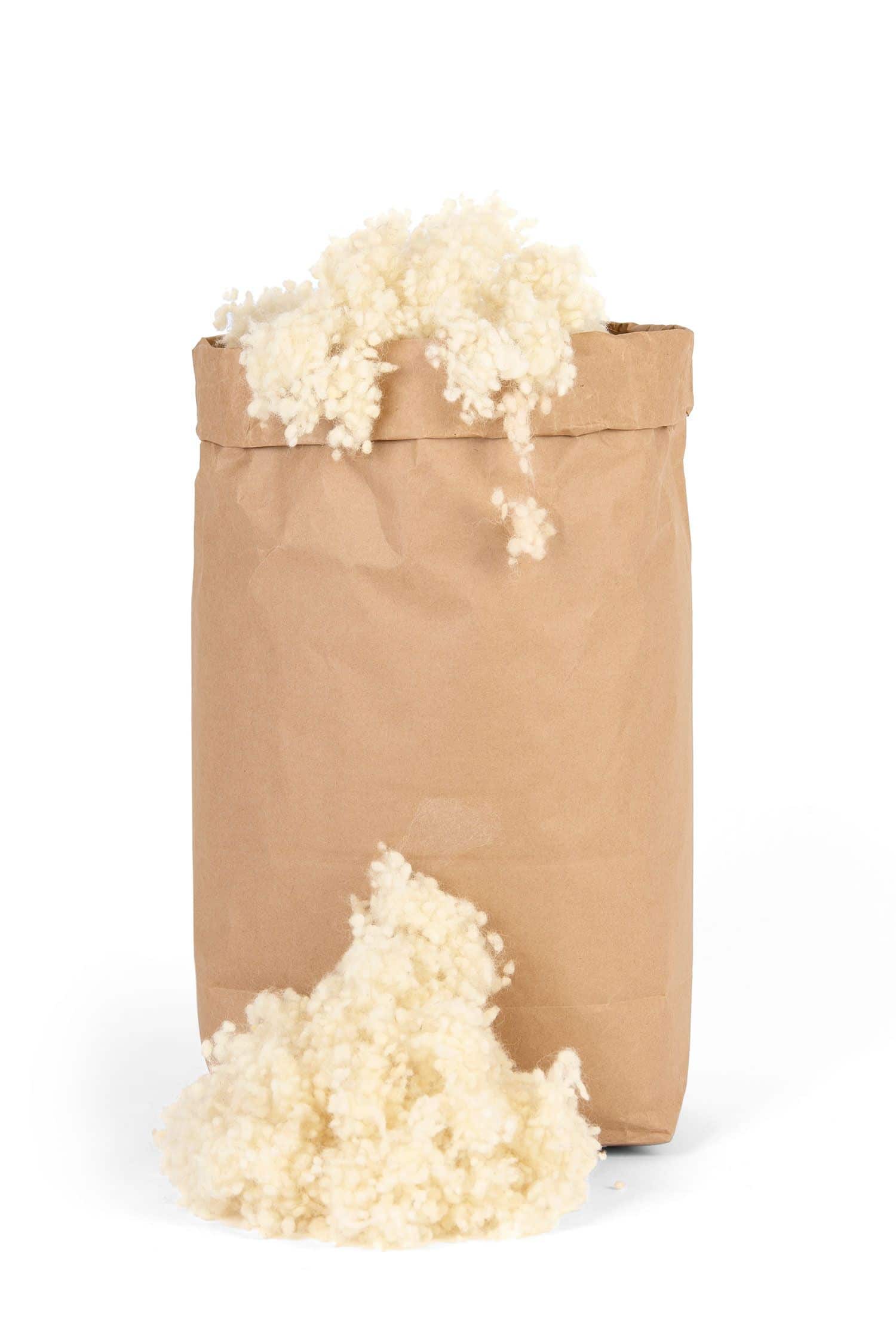Wollkügelchen 500 g (kbT) weiße Wollkügelchen aus bio Wolle (kbT) vom Finkhof in überquellender brauner Papiertüte