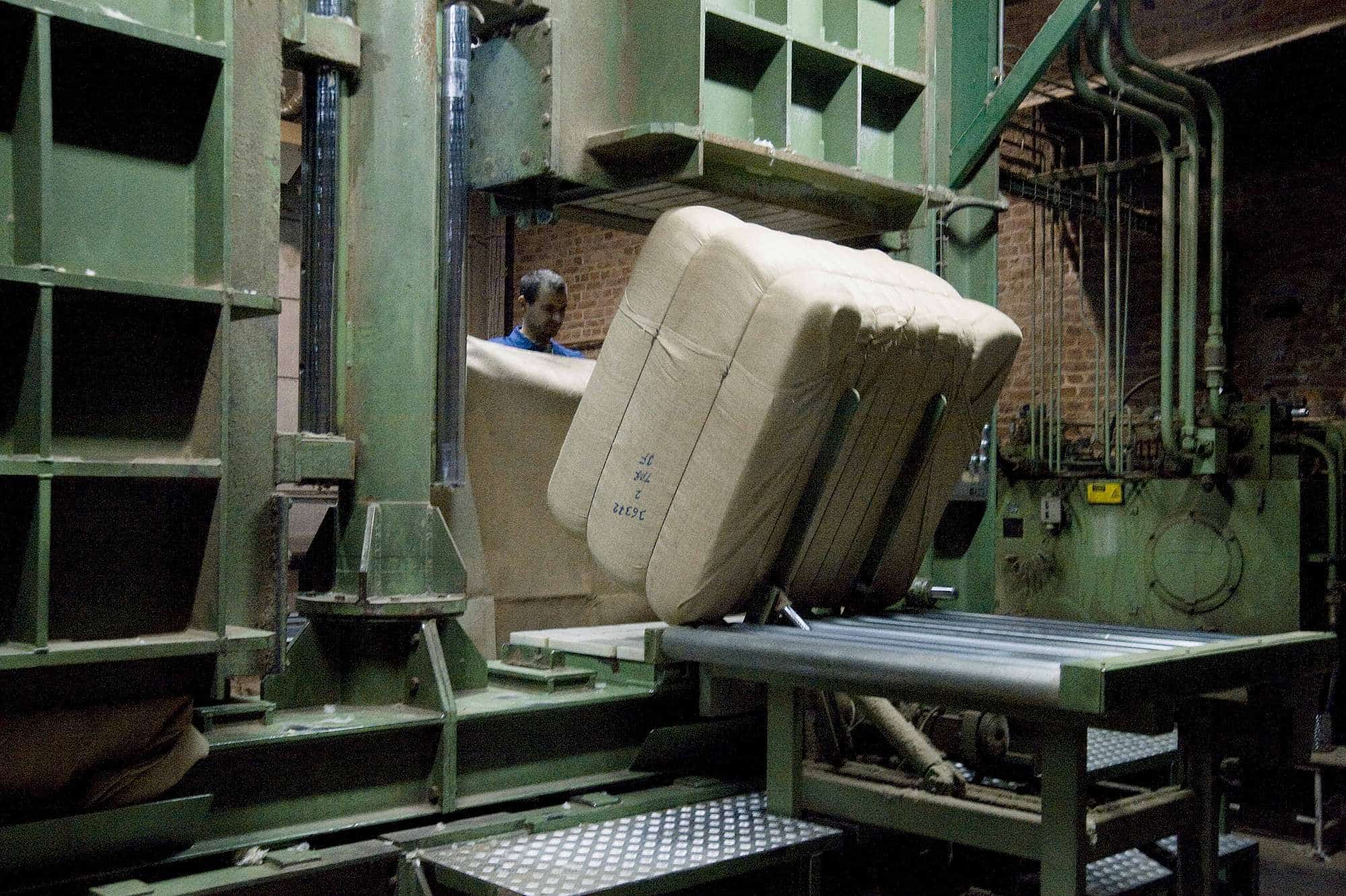 ueber-uns-unsere-wolle-gewaschene-wolle-pressballen-web-103 gewaschene Finkhof Wolle wird in Pressballen verarbeitet