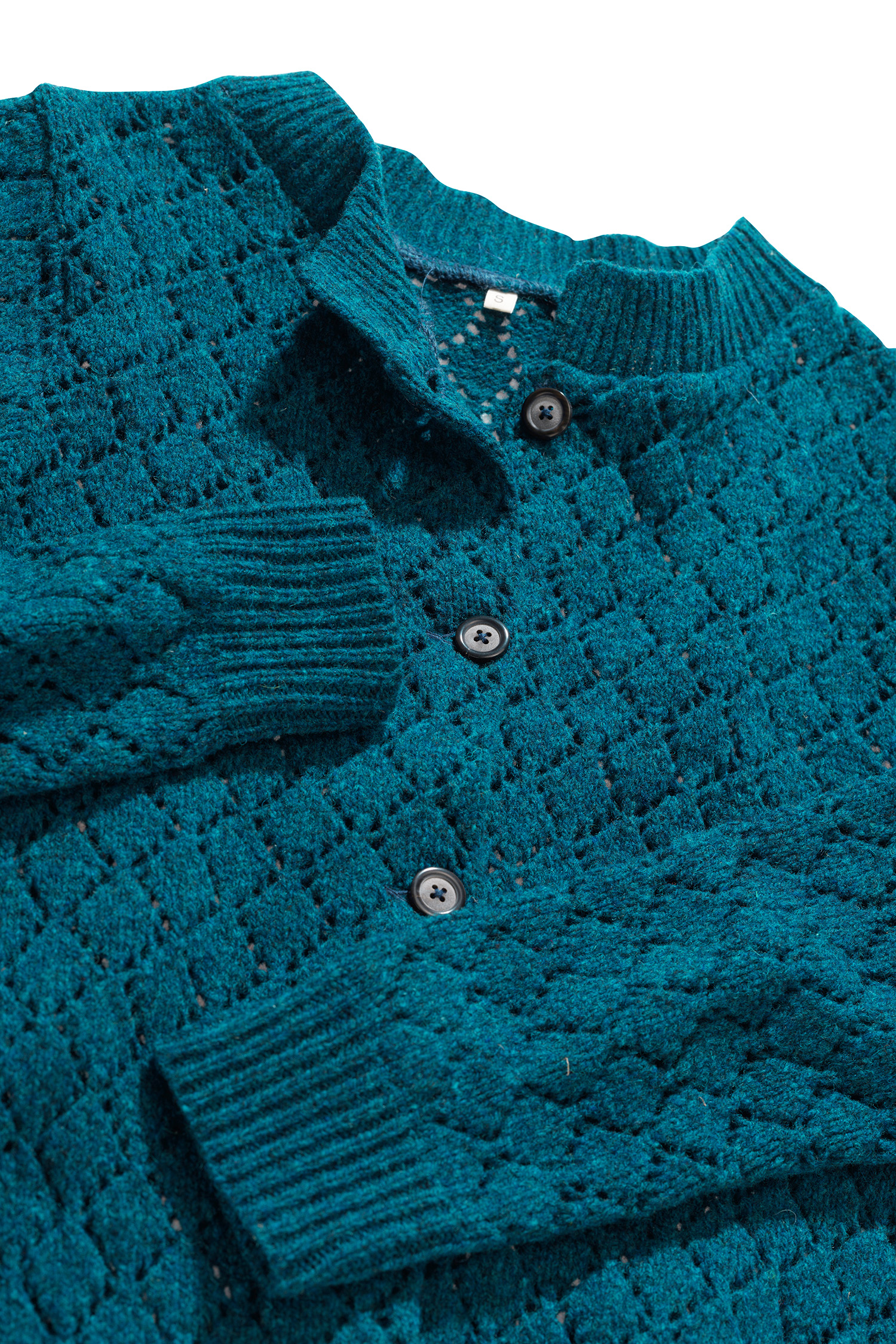 Nahaufnahme der Bündchen der blauen Damenstrickjacke mit Ajourmuster aus Bio-Wolle vom Finkhof