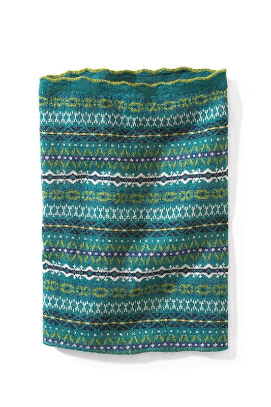 türkiser Loopschal mit nordischem Muster aus bio Wolle (kbT), Freisteller