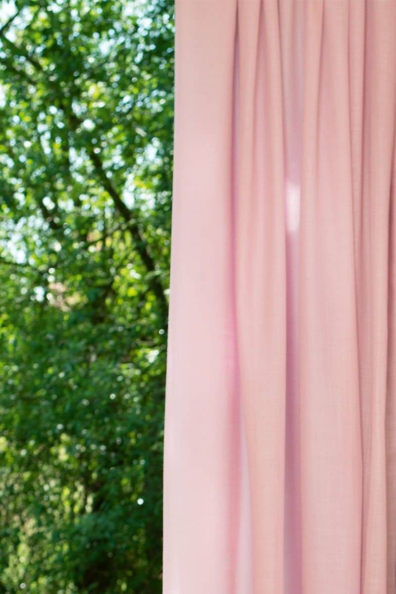 rosa Wollmouseline aus bio Wolle (kbT) ermöglicht nur halber Blick auf einen Baum