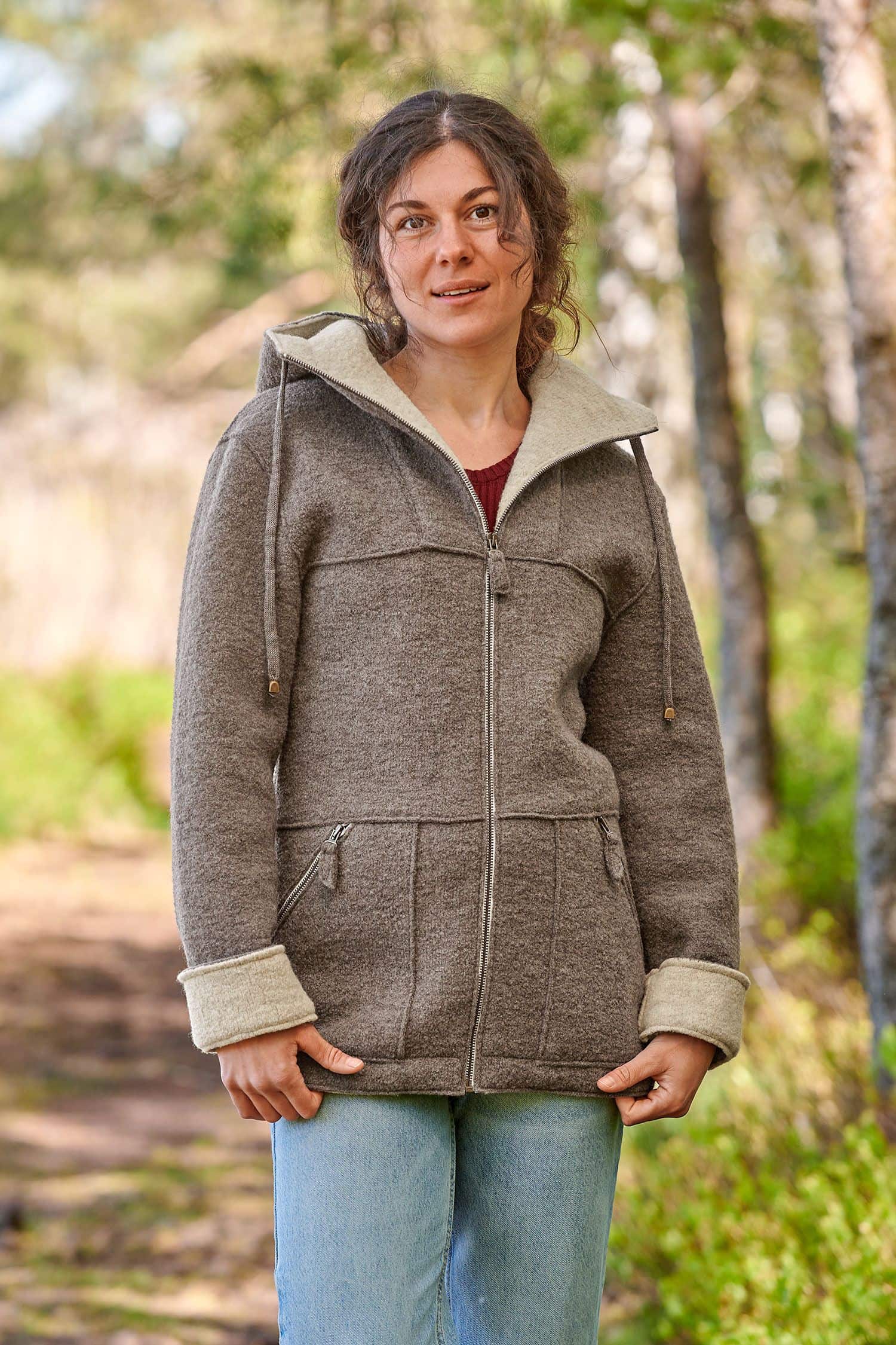 Frau trägt walnussgraue Jacke aus bio Wolle (kbT) vom Finkhof