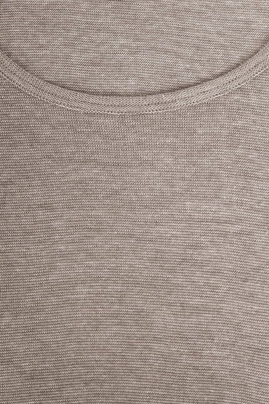 Detailaufnahme vom Kragen des walnussbraunen Langarmshirts vom Finkhof aus bio Baumwolle (kbA), Wolle (kbT) und Seide