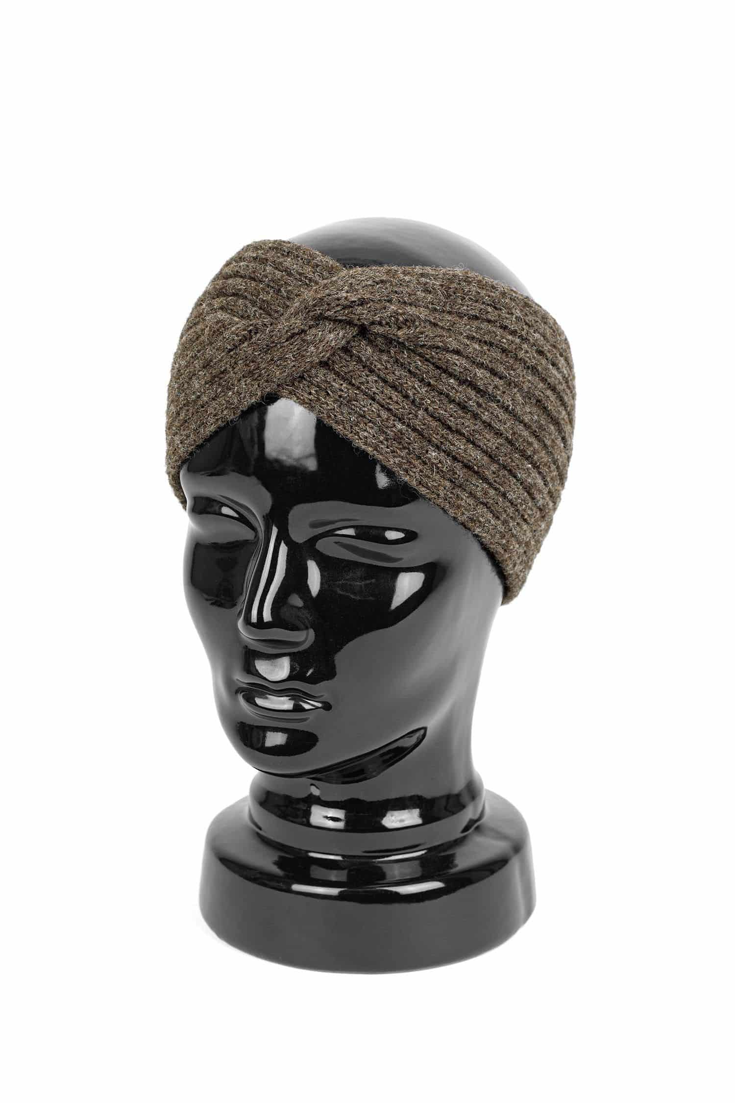 braunes Stirnband mit Twist aus bio Wolle (kbT) vom Finkhof auf einem Puppenkopf