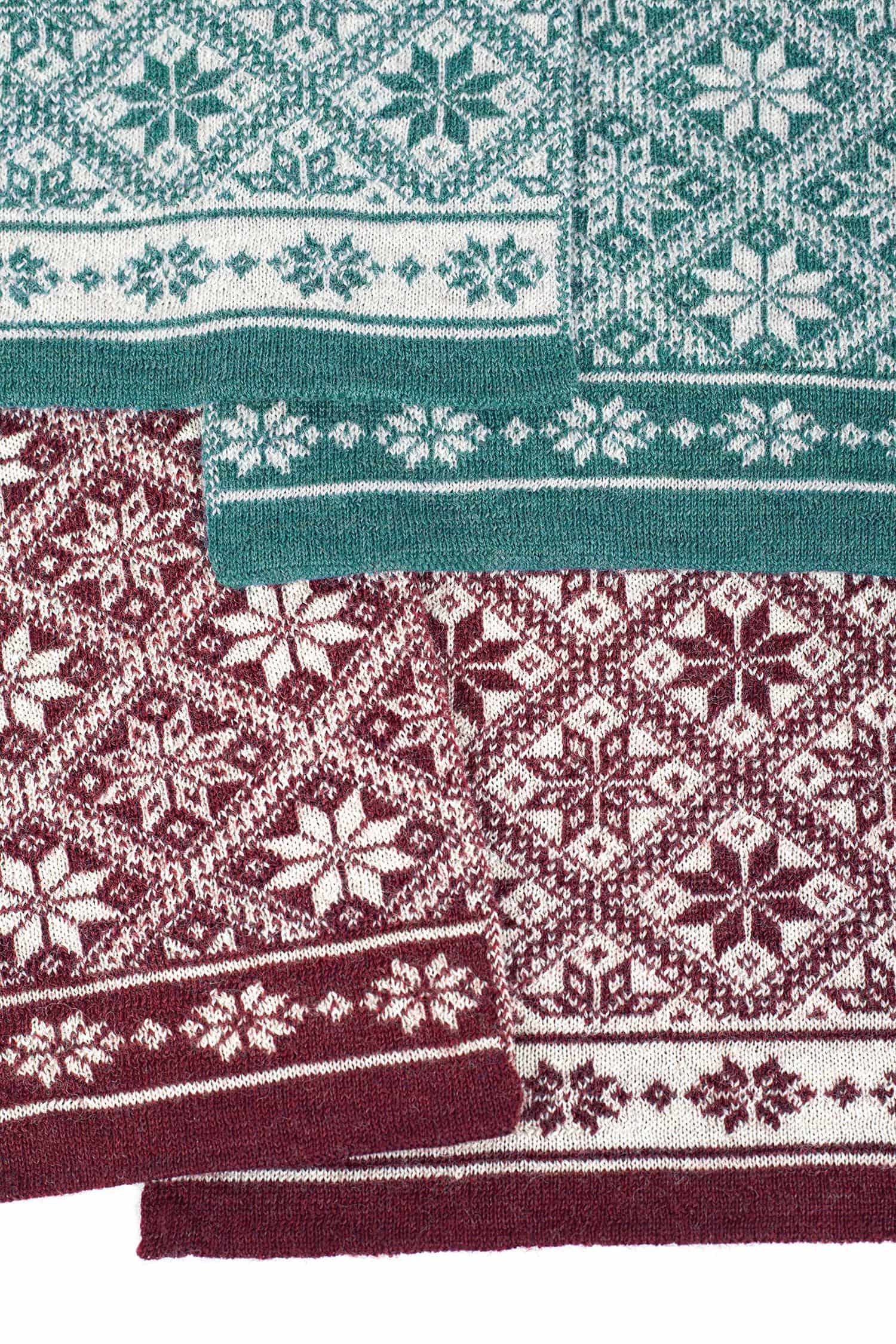 Detailaufnahme vom winterlichem Muster des türkisen und burgunderfarbenen Schals aus bio Wolle (kbT)