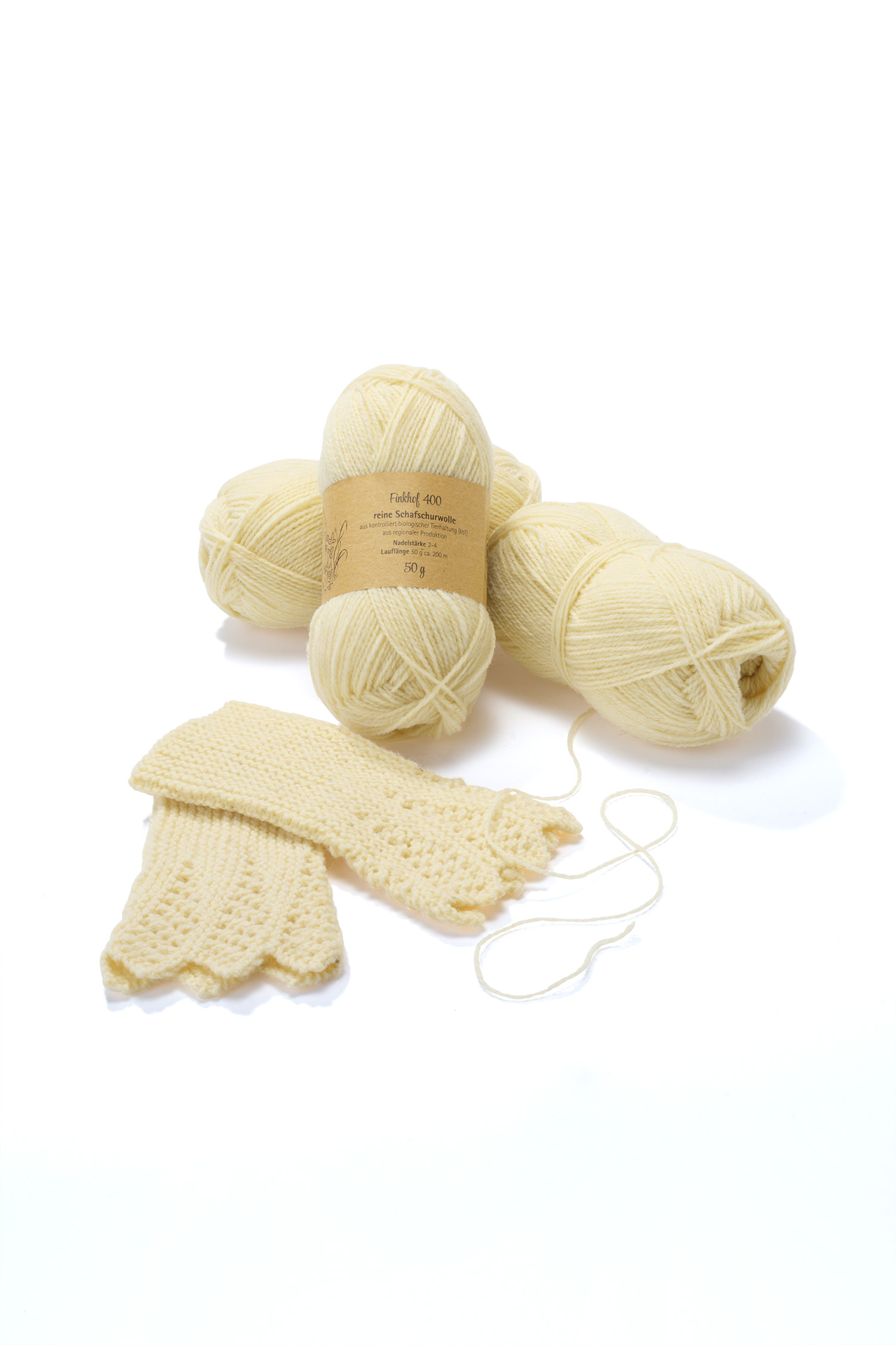 Finkhof Merinowolle 400 aus Bio-Schurwolle Finkhof Strickwolle 400 in naturweiß aus Bio-Wolle mit gestrickten Stulpen aus Beispiel